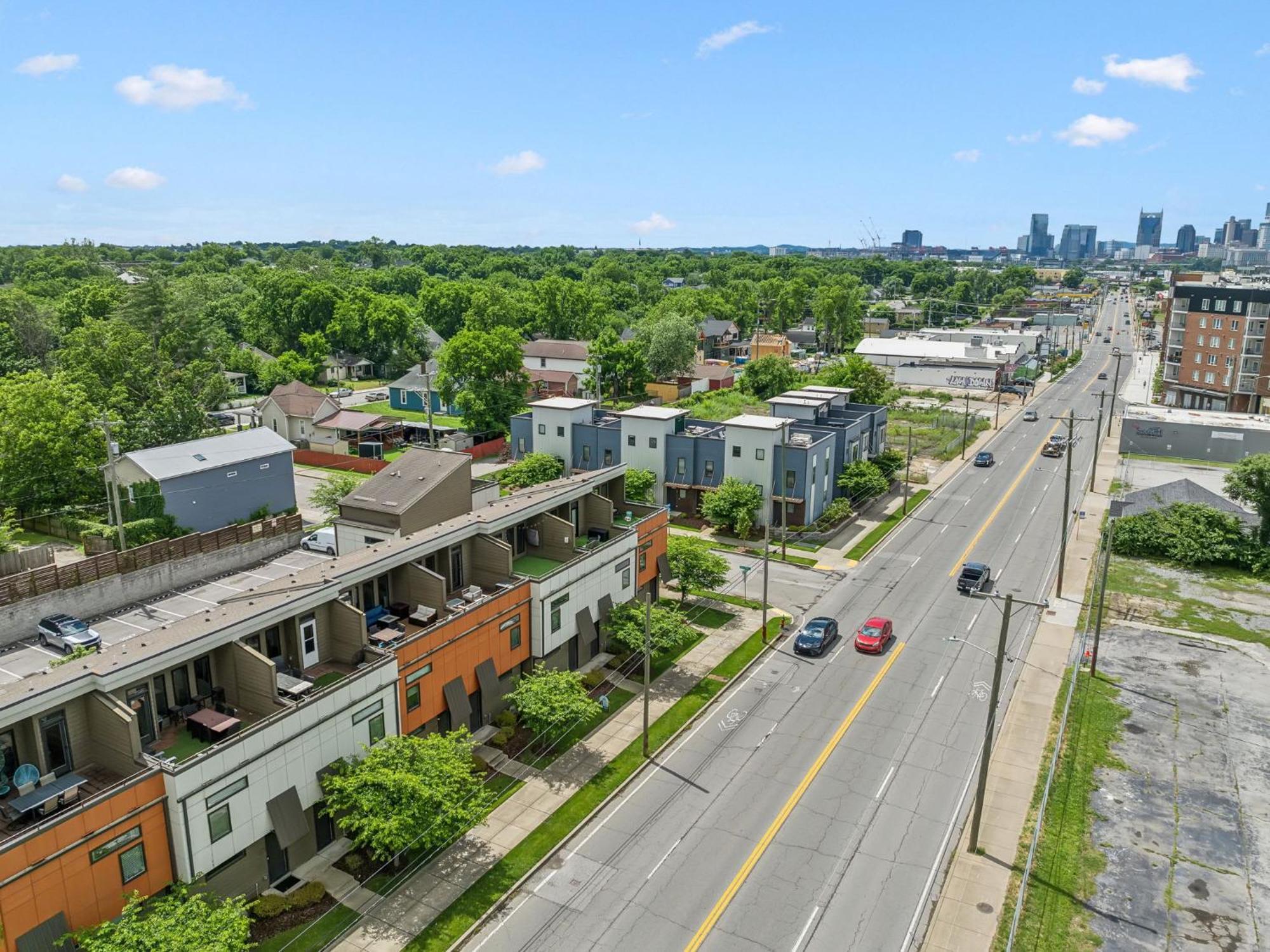 Spacious 3-story Townhome W Rooftop & Views Holiday home