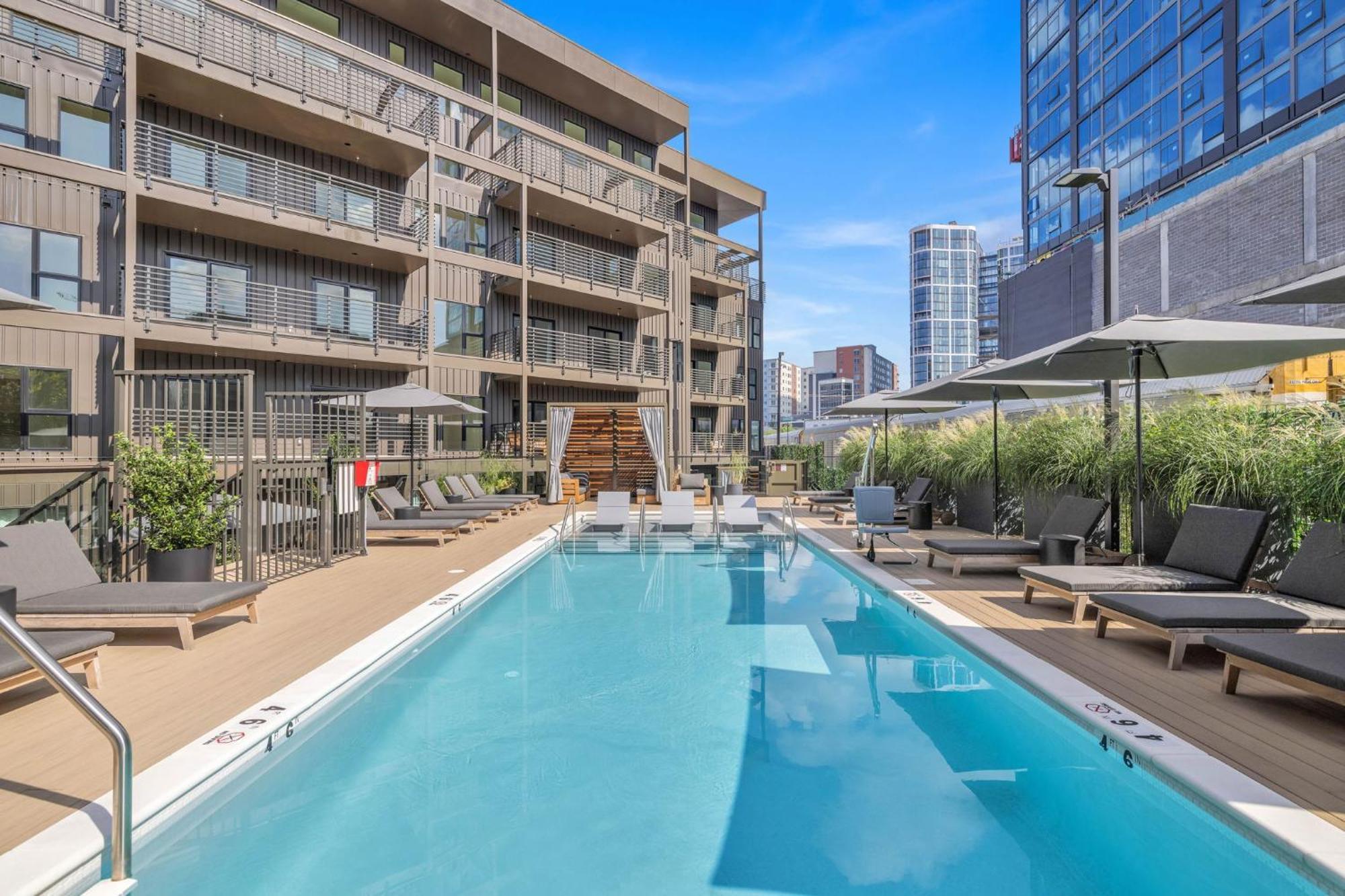 Apartment Skyline Nights In Downtown Walk To Broadway With Pool And Gym Nashville