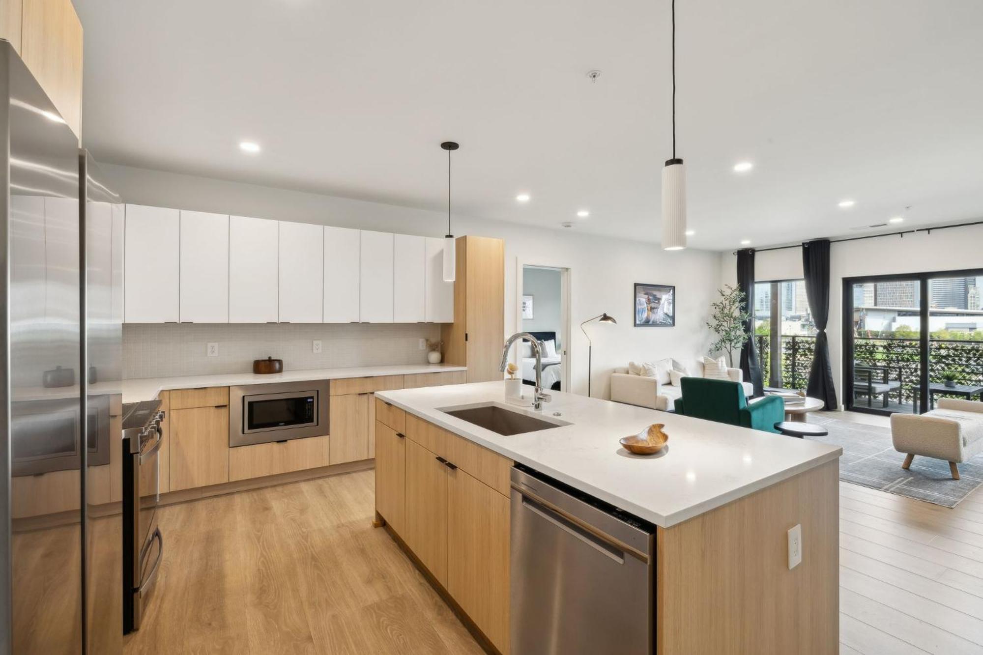 Skyline Nights In Downtown Walk To Broadway With Pool And Gym Apartment Nashville