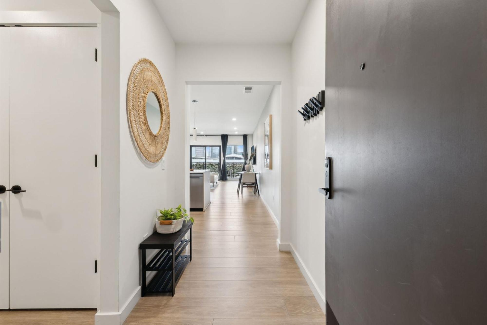 Apartment Skyline Nights In Downtown Walk To Broadway With Pool And Gym *