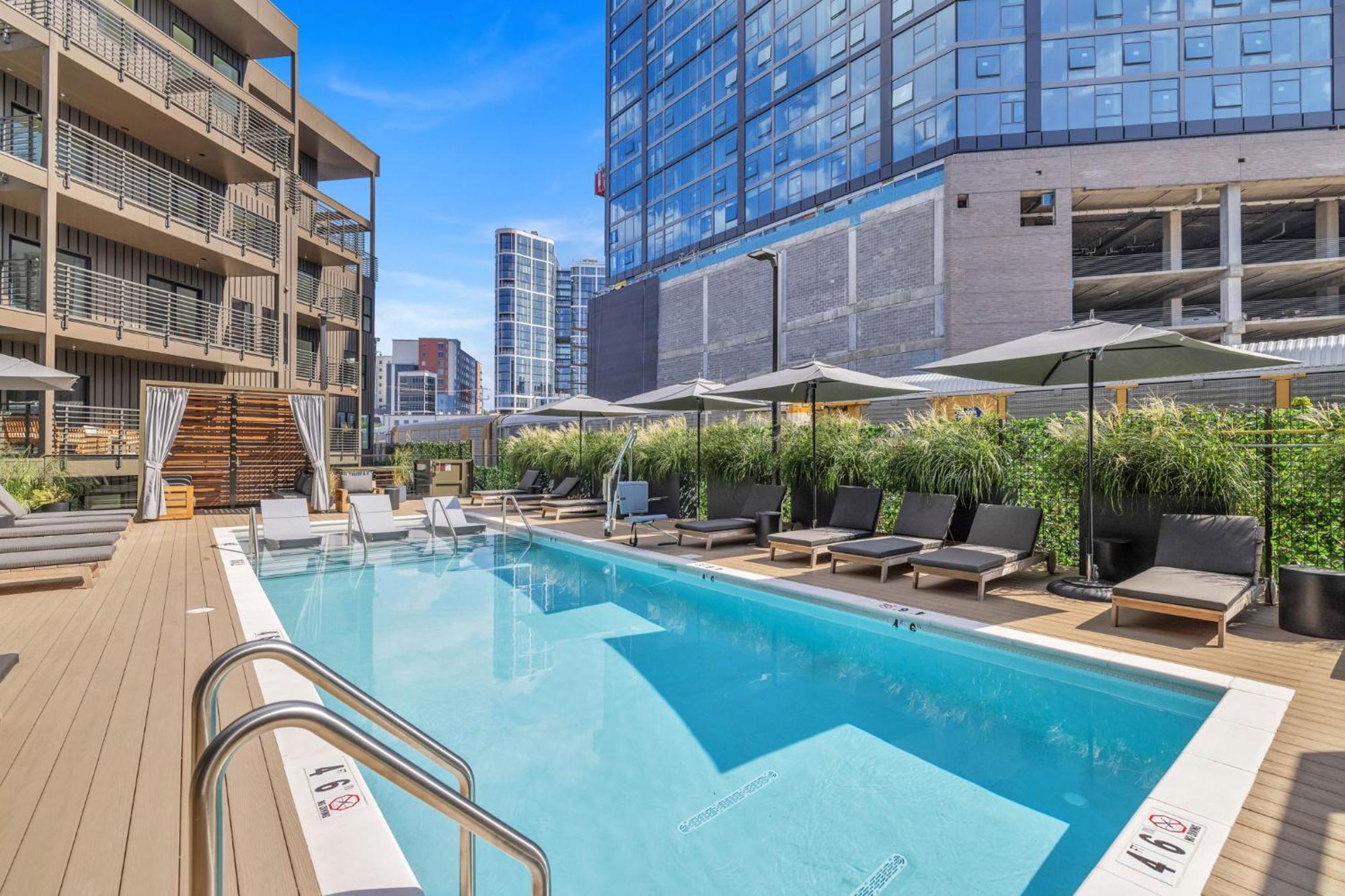 Skyline Nights In Downtown Walk To Broadway With Pool And Gym Apartment *