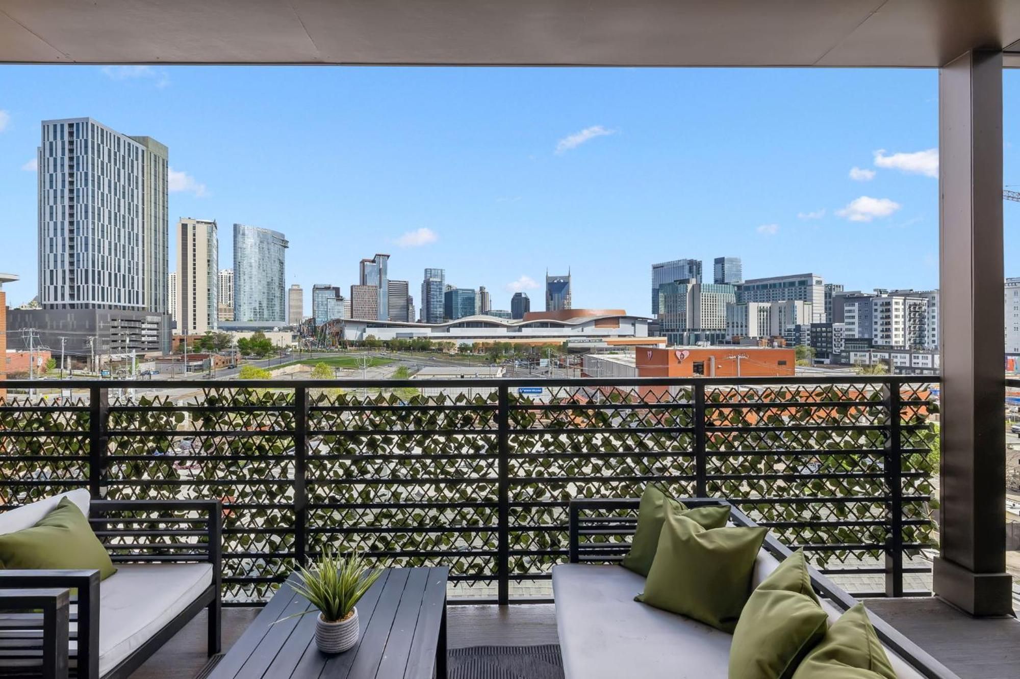 Skyline Nights In Downtown Walk To Broadway With Pool And Gym Apartment Nashville