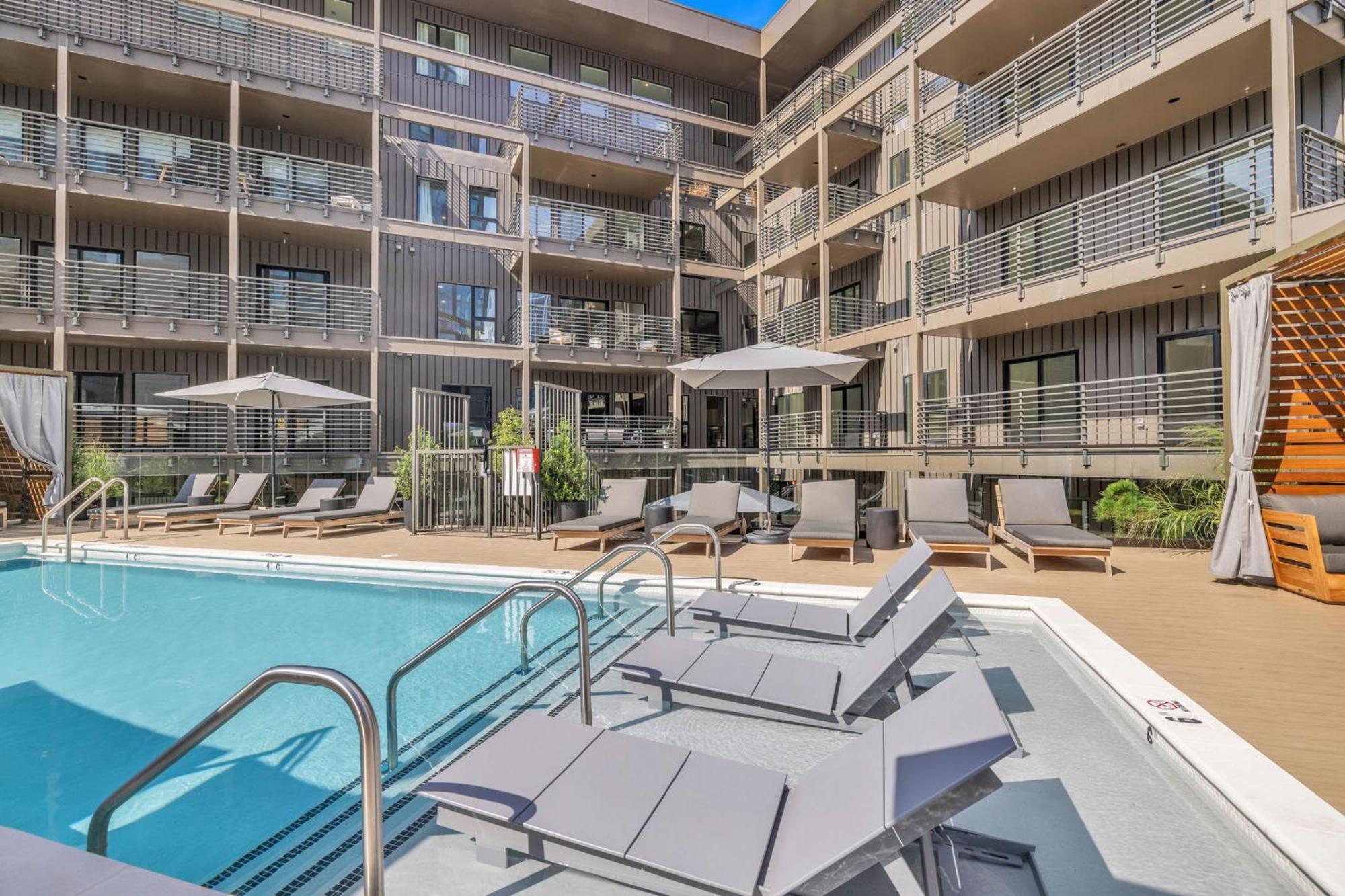 The Rhythm And Rooftop Penthouse Walk To Broadway With Pool And Amazing Views