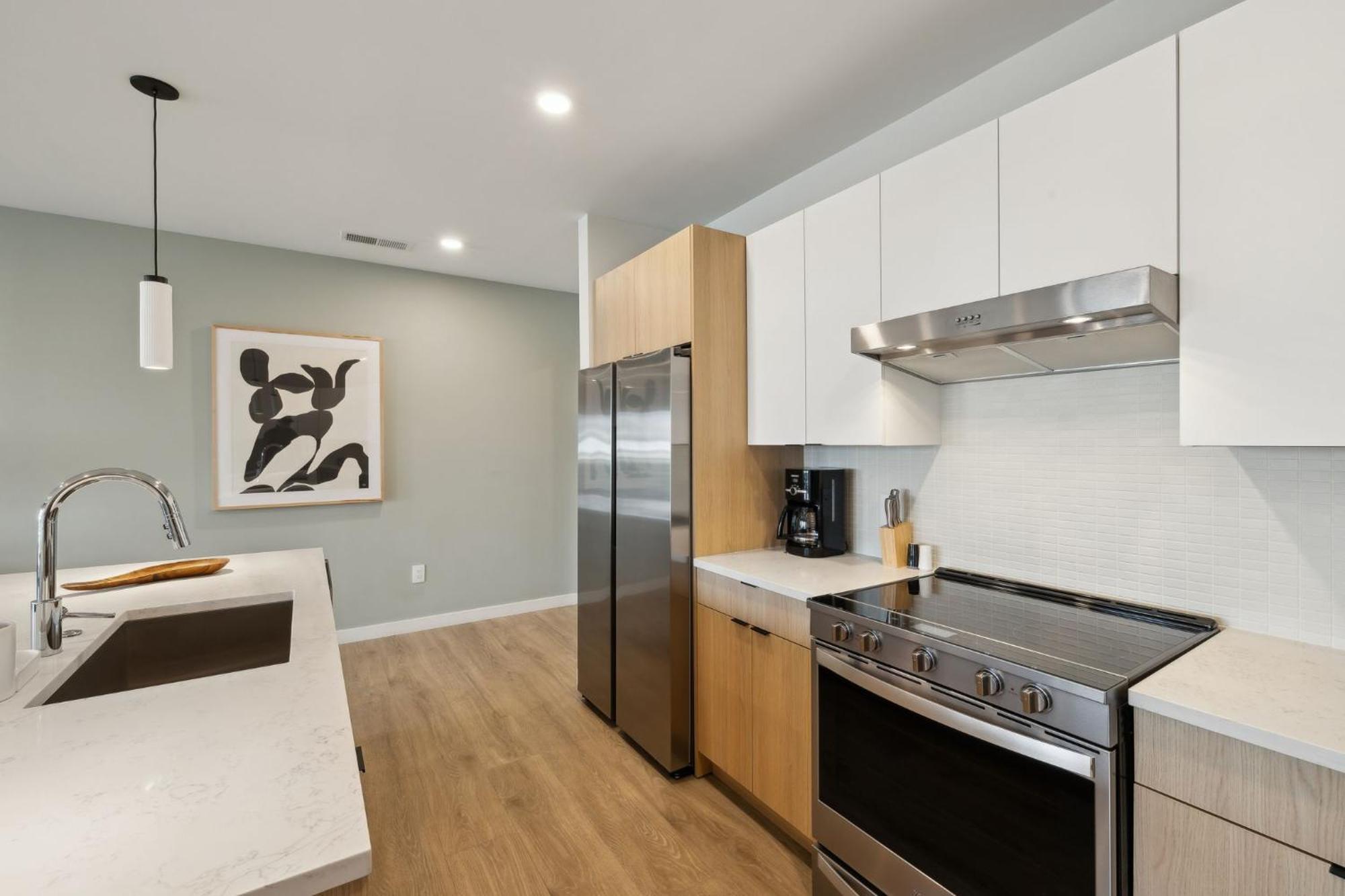 Apartment Skyline Nights In Downtown Walk To Broadway With Pool And Gym *