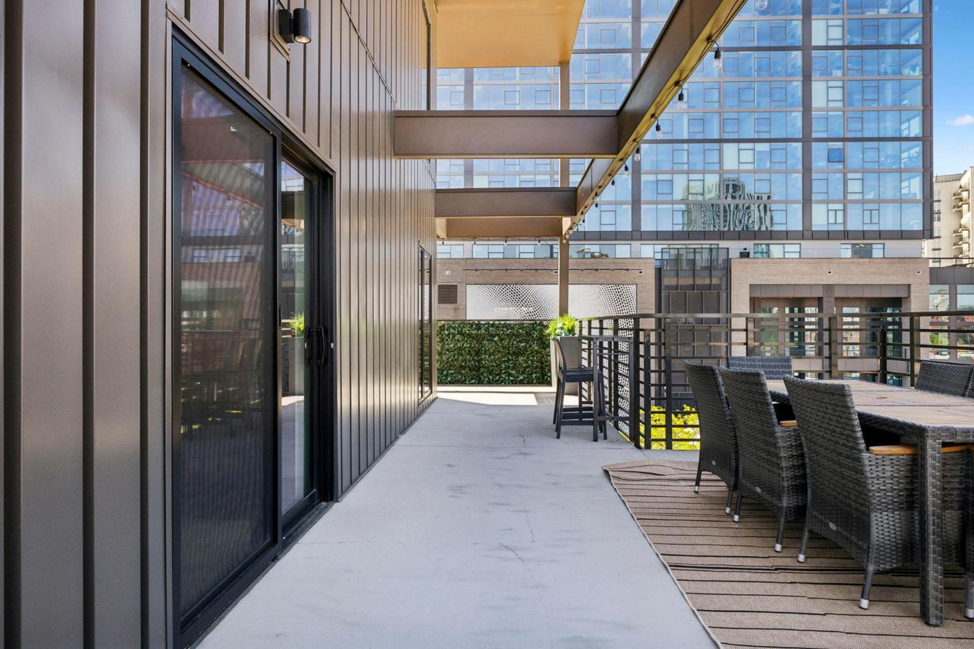 The Rhythm And Rooftop Penthouse Walk To Broadway With Pool And Amazing Views Nashville
