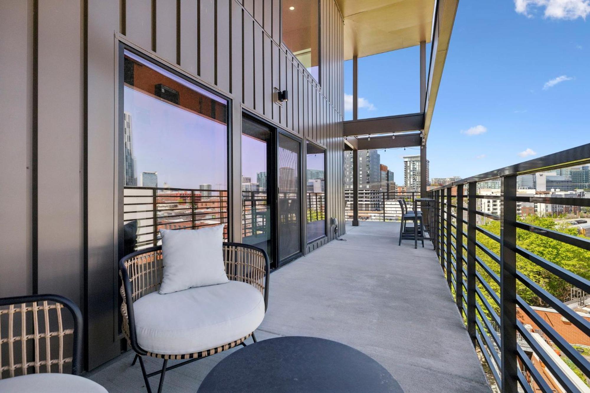 The Rhythm And Rooftop Penthouse Walk To Broadway With Pool And Amazing Views * Nashville
