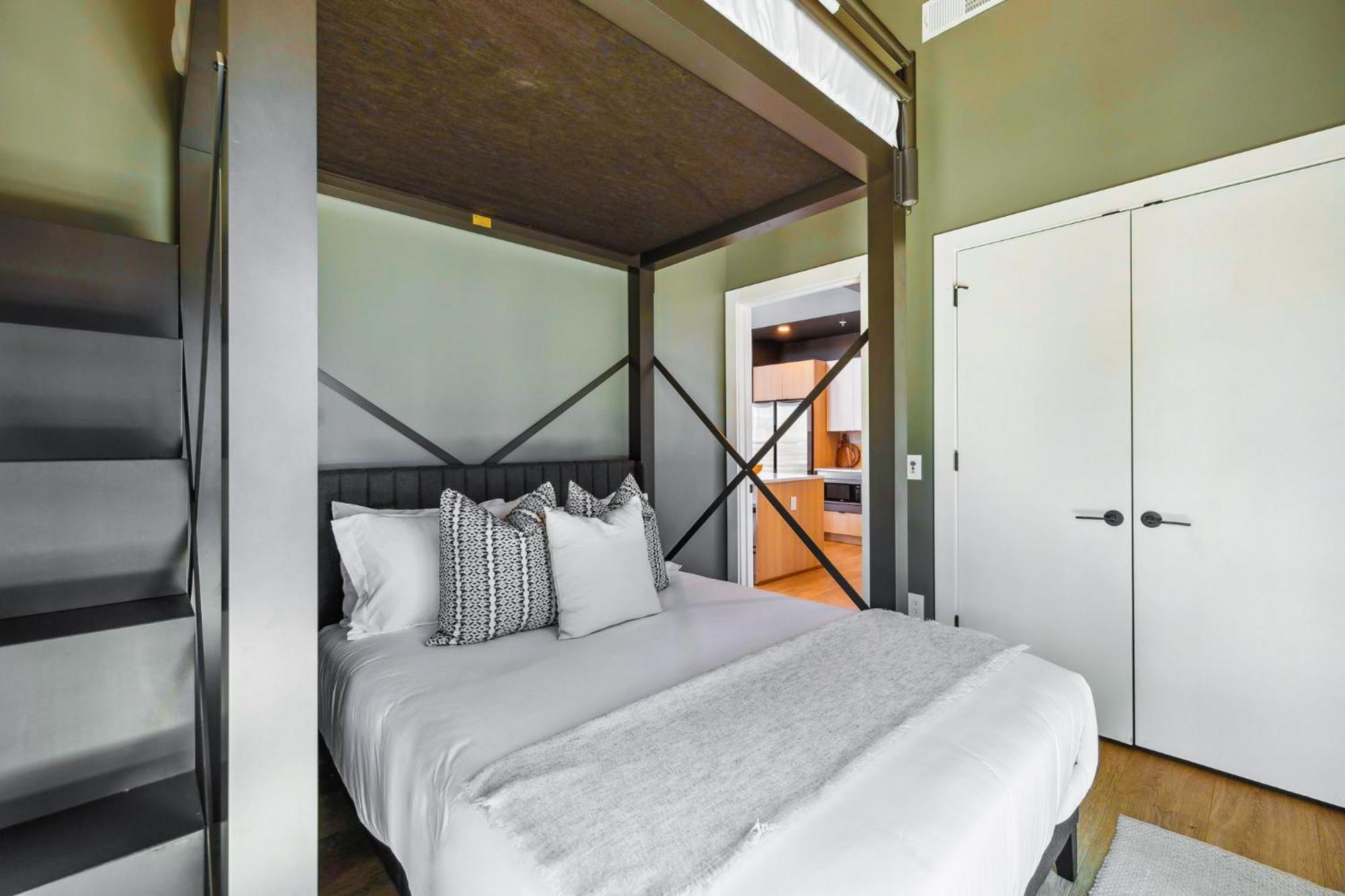 Holiday home The Rhythm And Rooftop Penthouse Walk To Broadway With Pool And Amazing Views