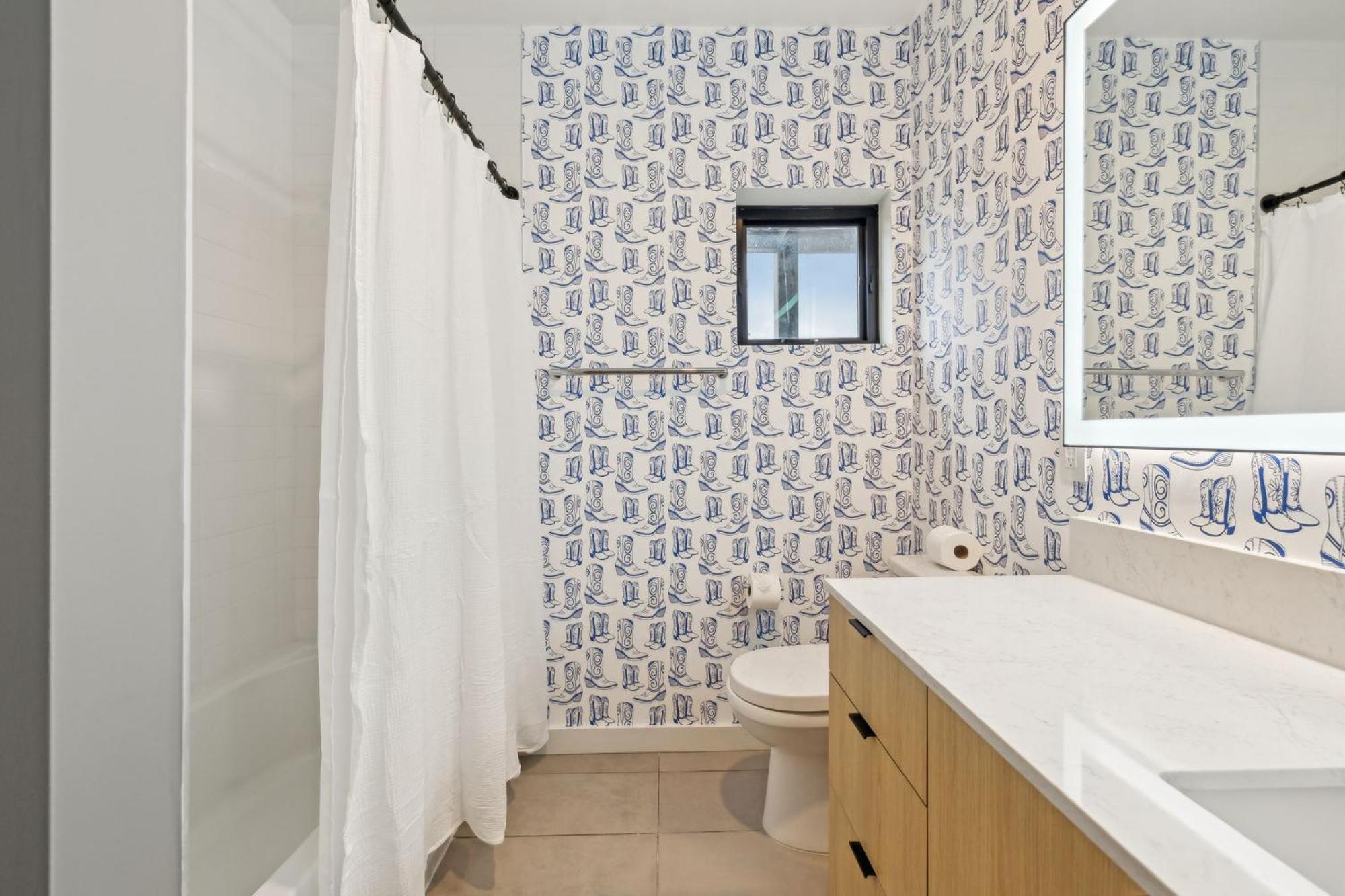 The Wallen Downtown Walk To Broadway, Parking, Heated Pool, Gym *