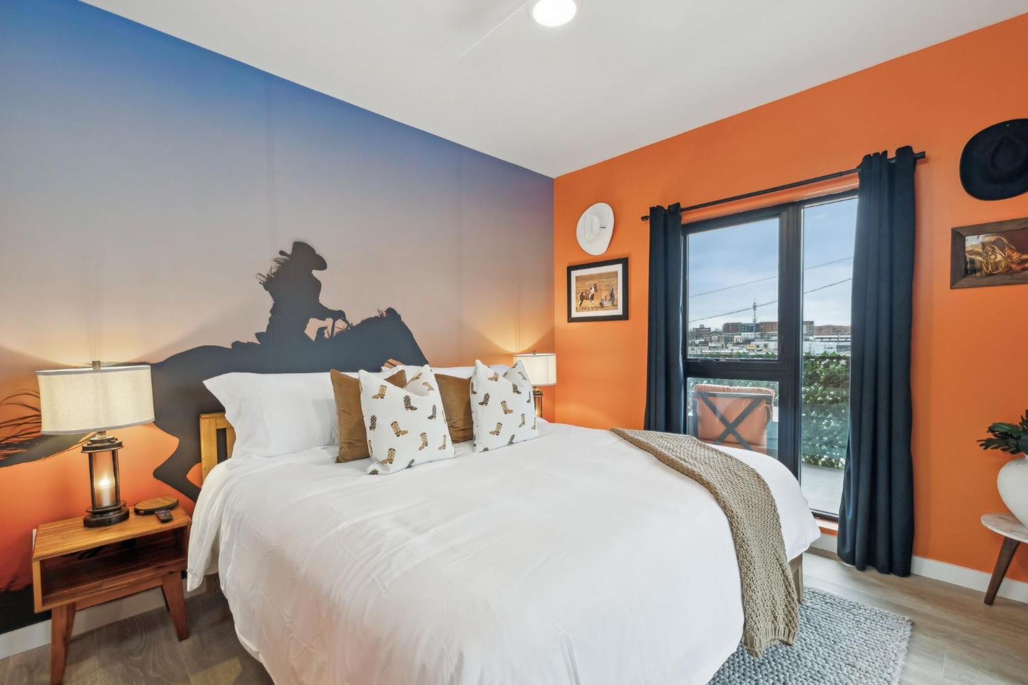 The Wallen Downtown Walk To Broadway, Parking, Heated Pool, Gym Apartment