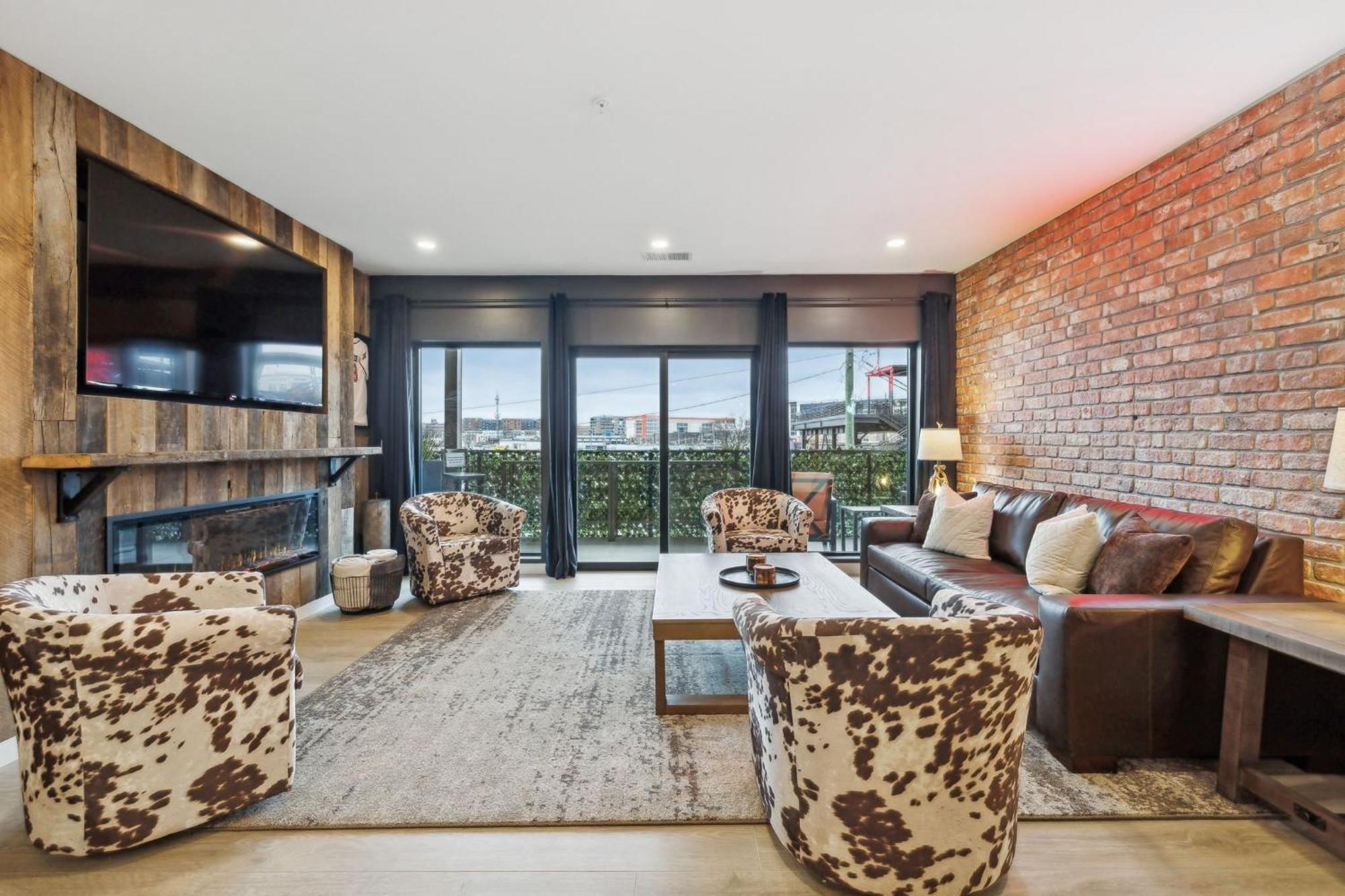 The Wallen Downtown Walk To Broadway, Parking, Heated Pool, Gym Apartment