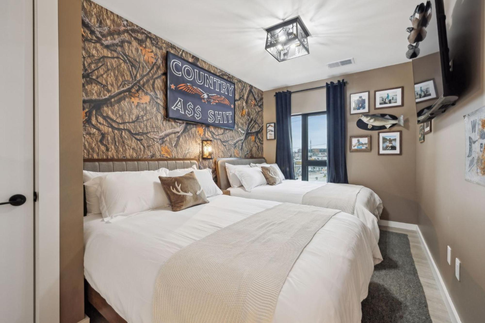 The Wallen Downtown Walk To Broadway, Parking, Heated Pool, Gym Apartment *