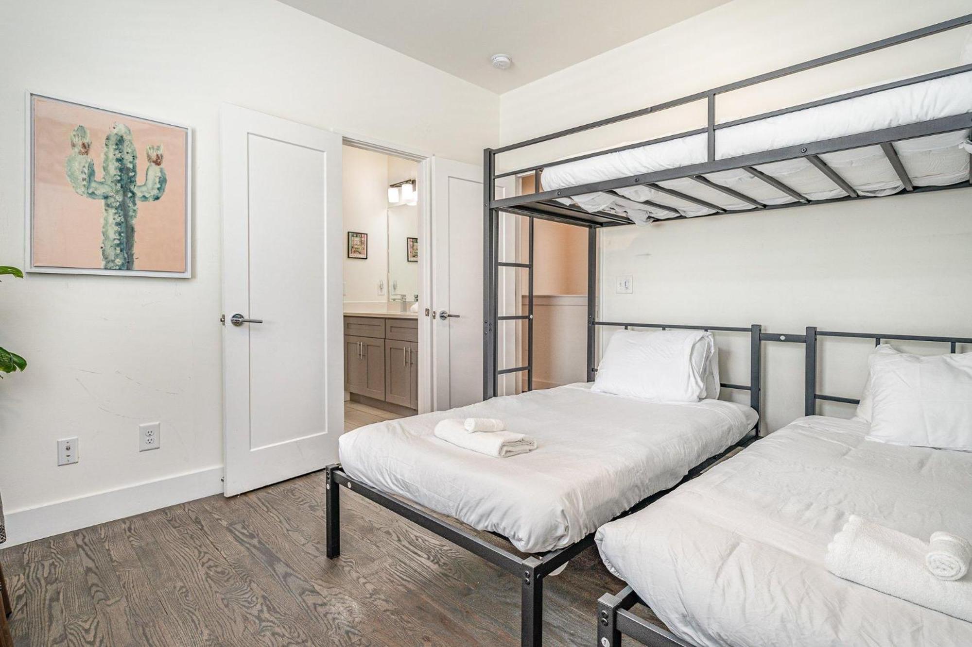 Heights-sleeps 12-in Cumberland Heights Holiday home Nashville