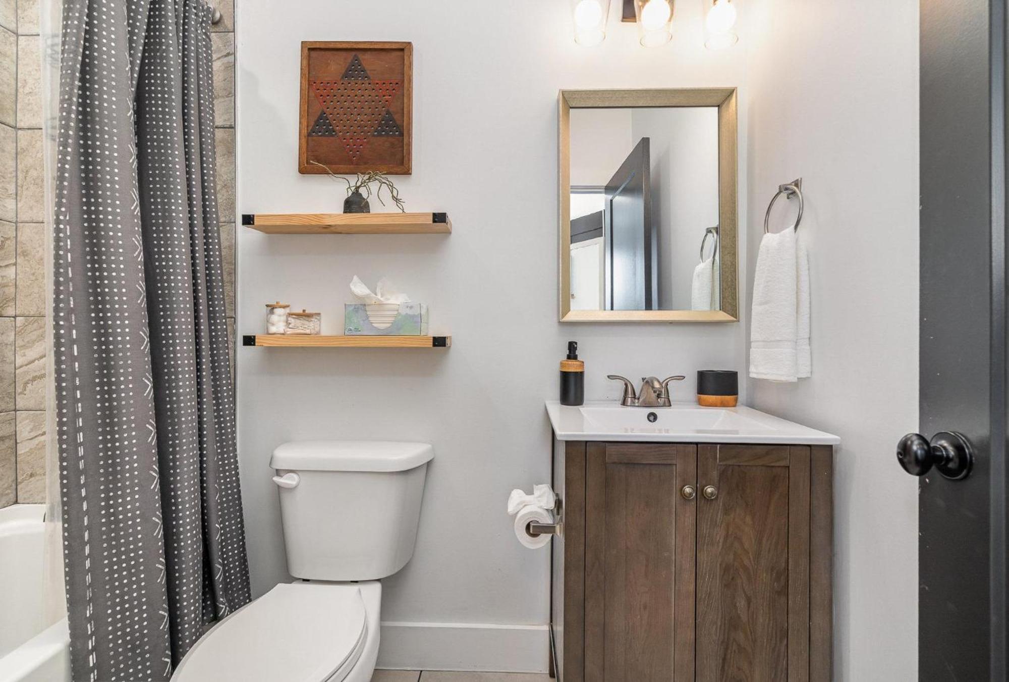 Stone Fox - In The Nations - Mins To Broadway *