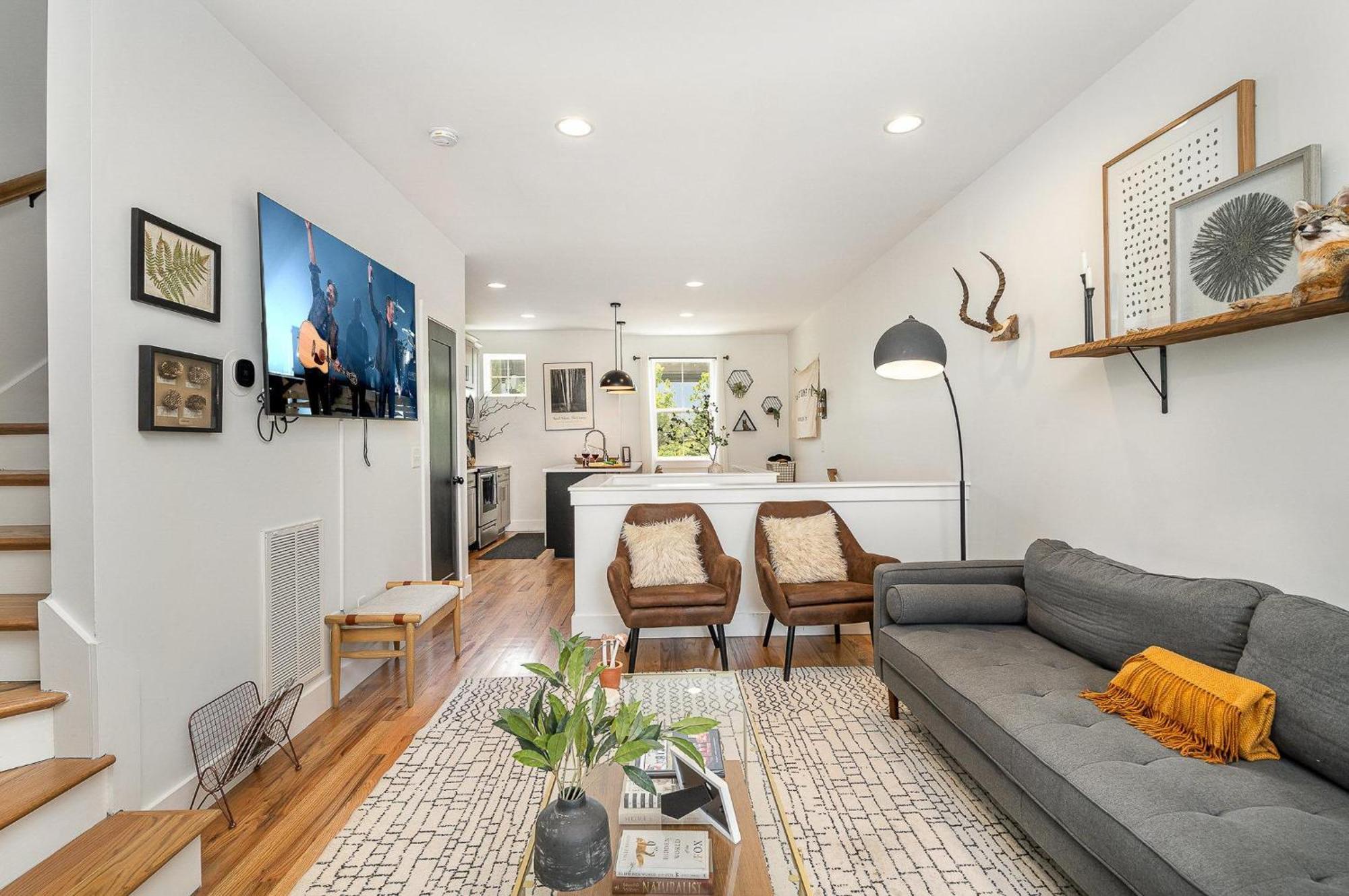 Stone Fox - In The Nations - Mins To Broadway *