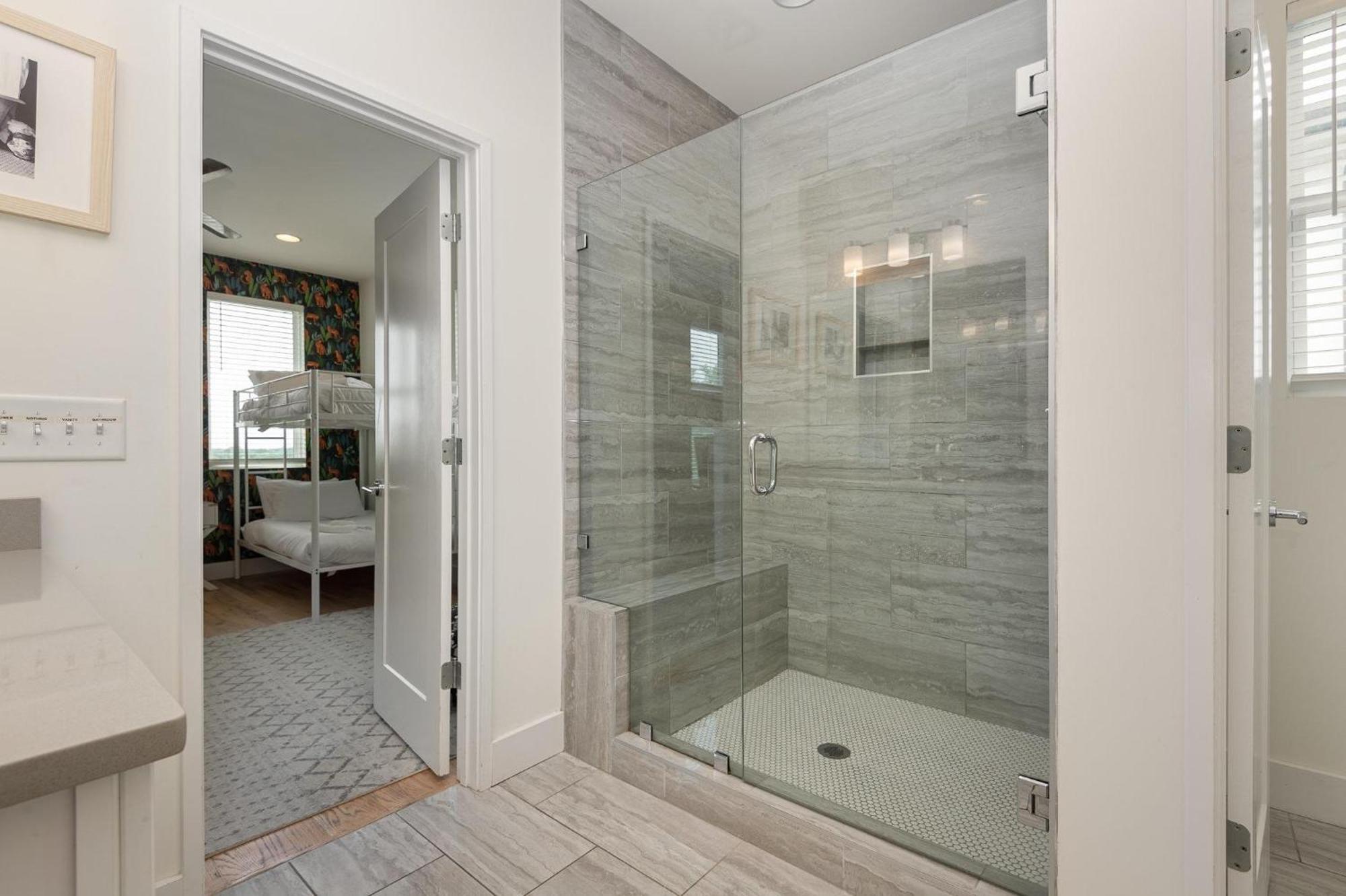 Citrine-private Patio & Balcony-near Germantown *