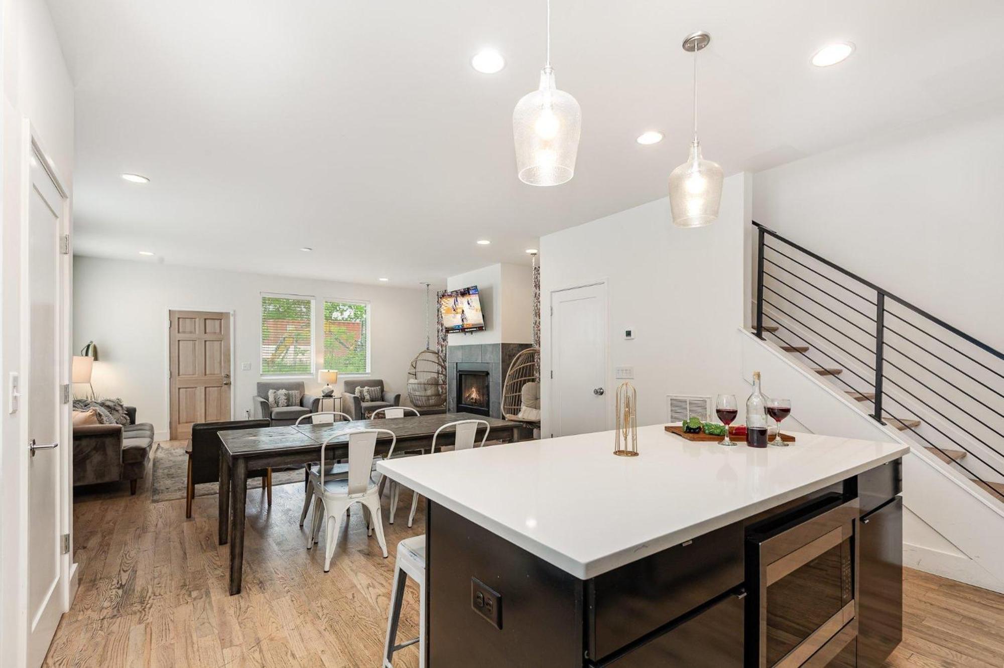 Citrine-private Patio & Balcony-near Germantown
