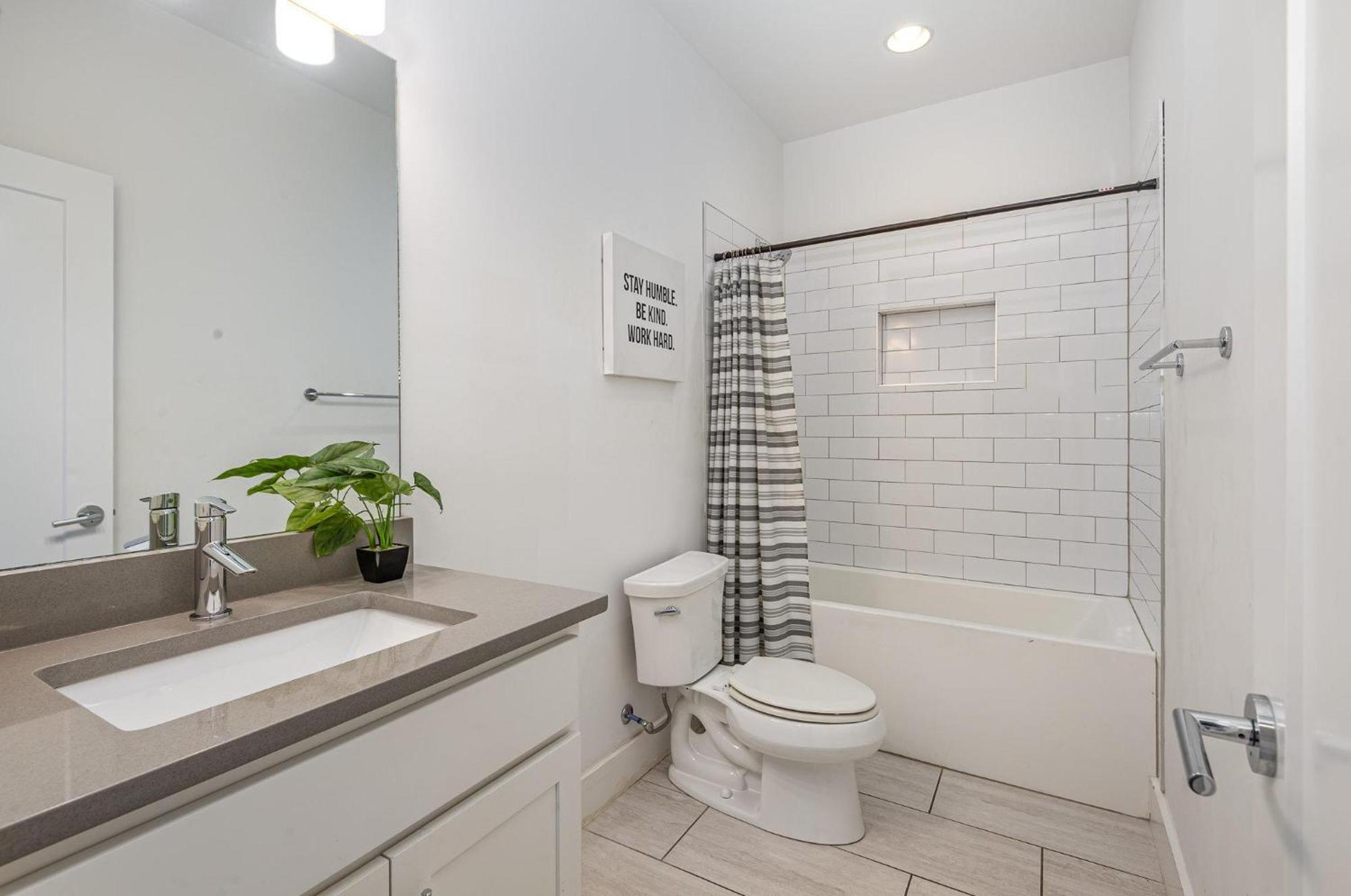 Double Time - Ping-pong Table - Mins To Germantown Holiday home *