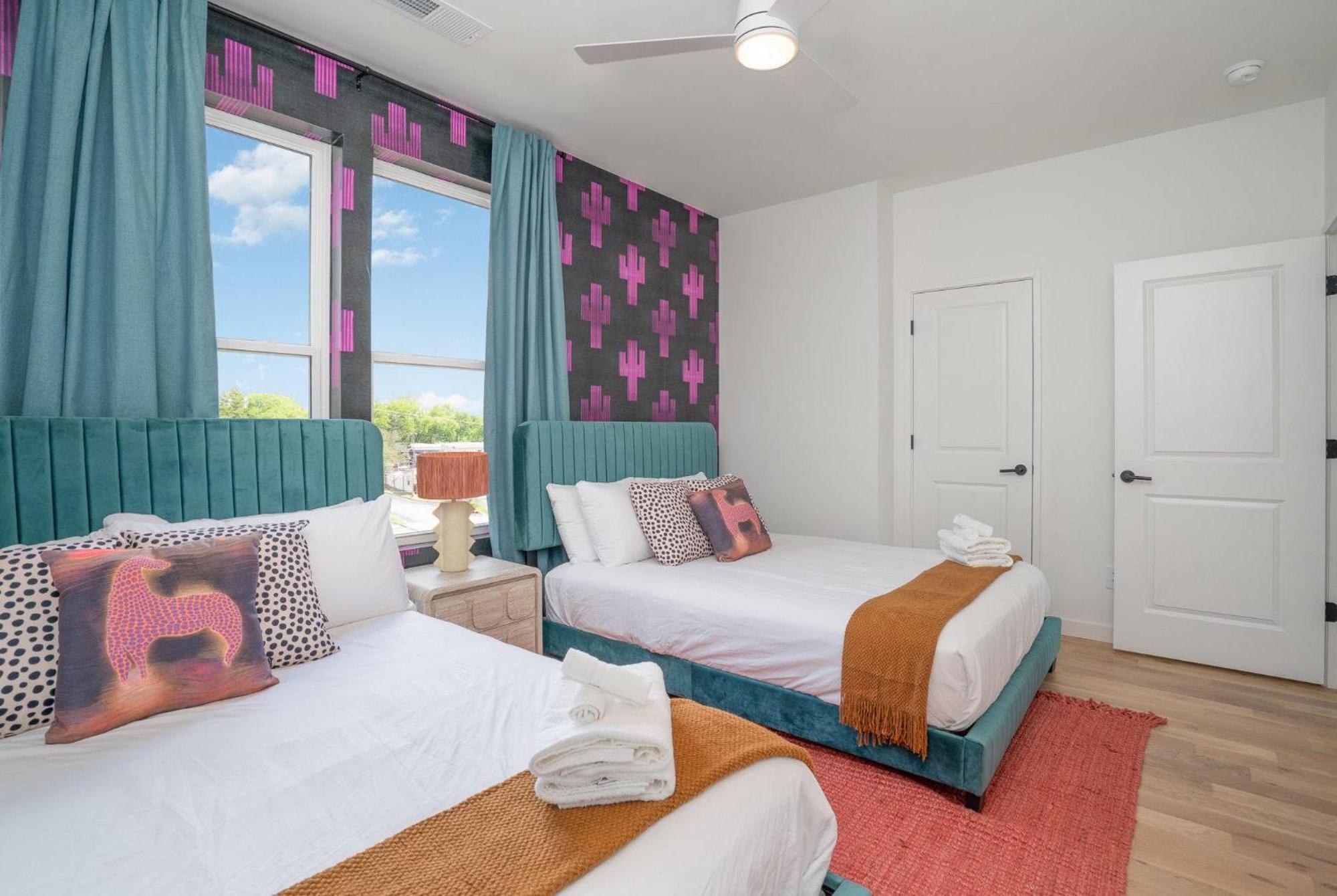 Trillium-3 Unit Combo-private Decks-near Broadway Holiday home *