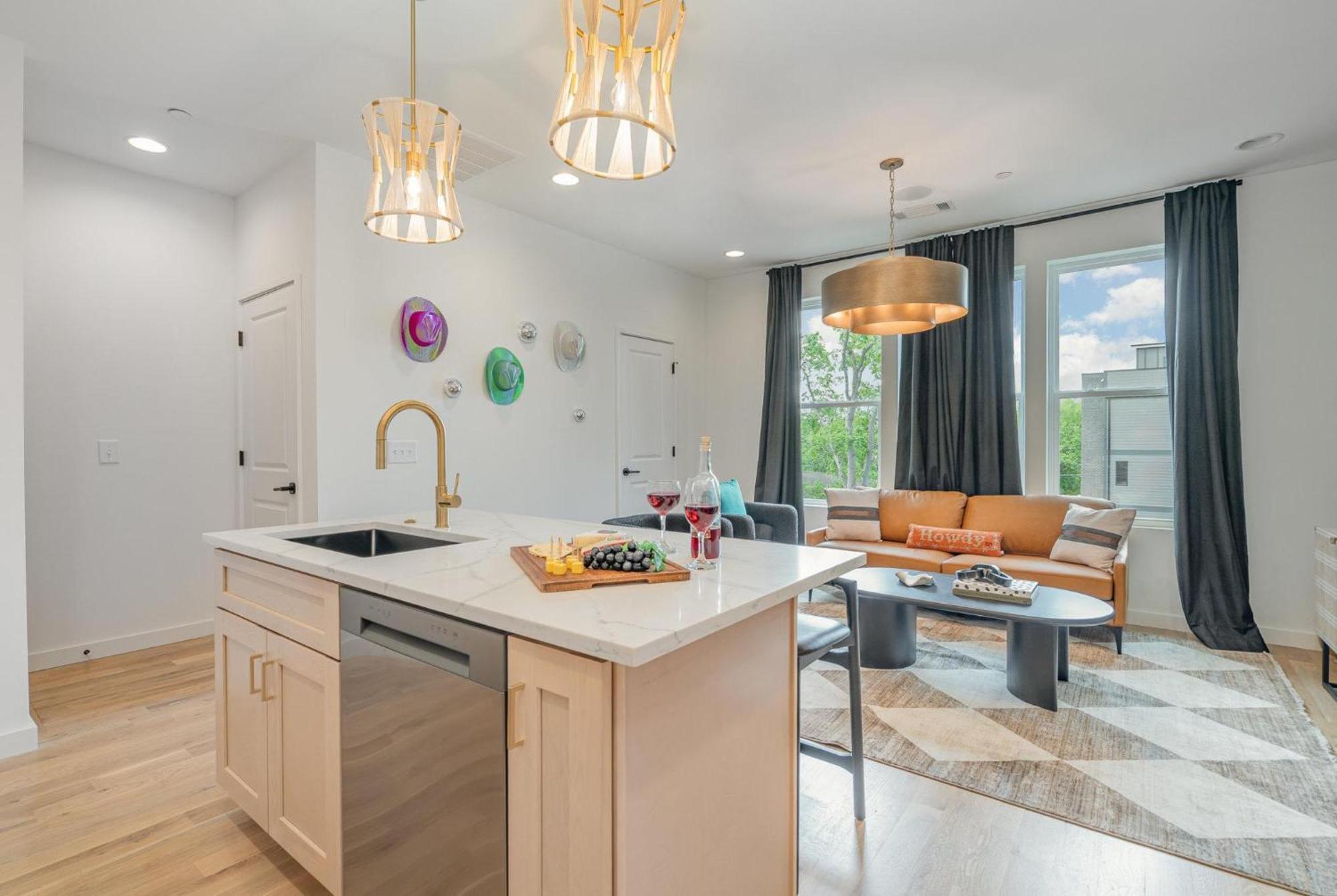 Trillium-3 Unit Combo-private Decks-near Broadway Holiday home