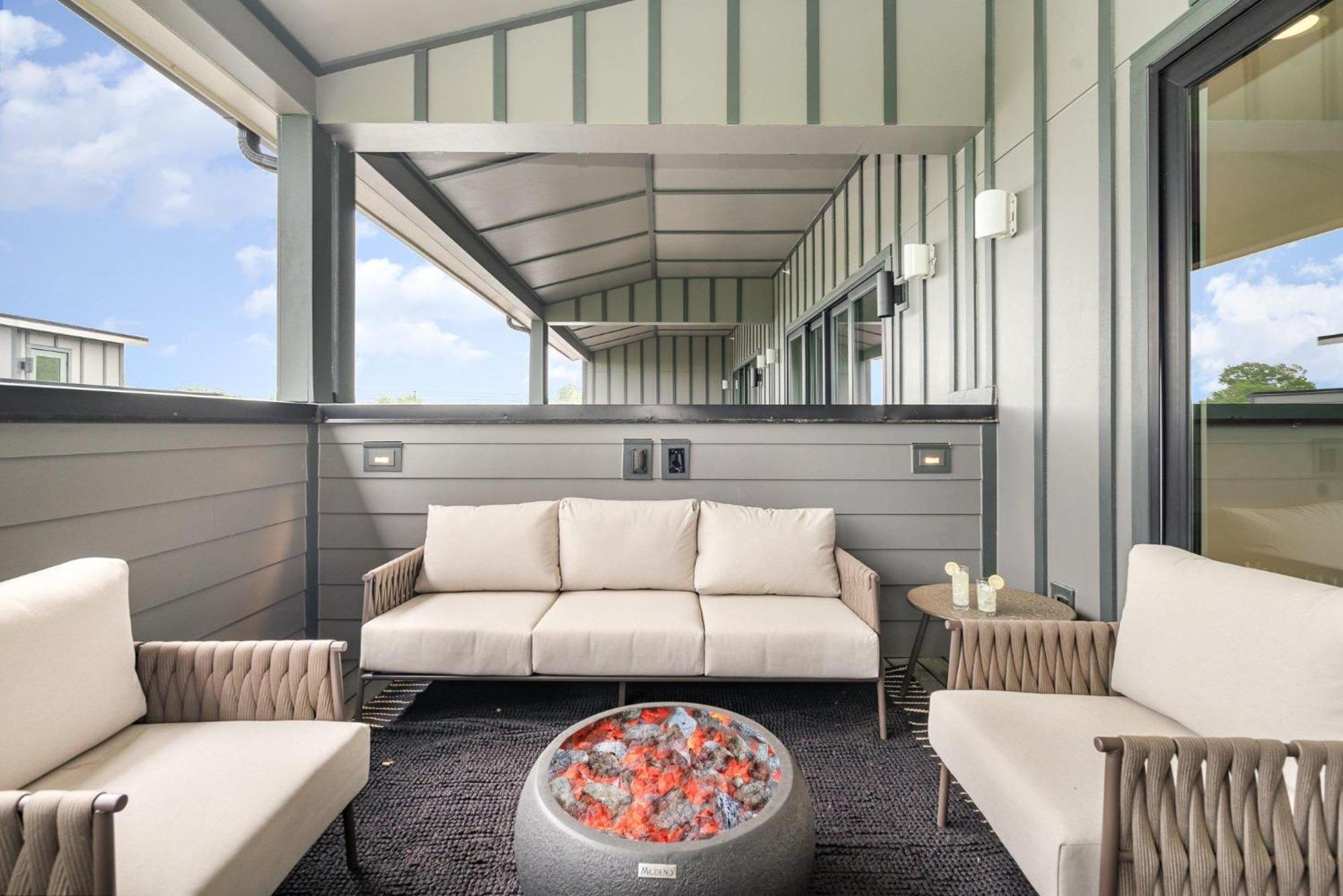 Trillium-3 Unit Combo-private Decks-near Broadway *