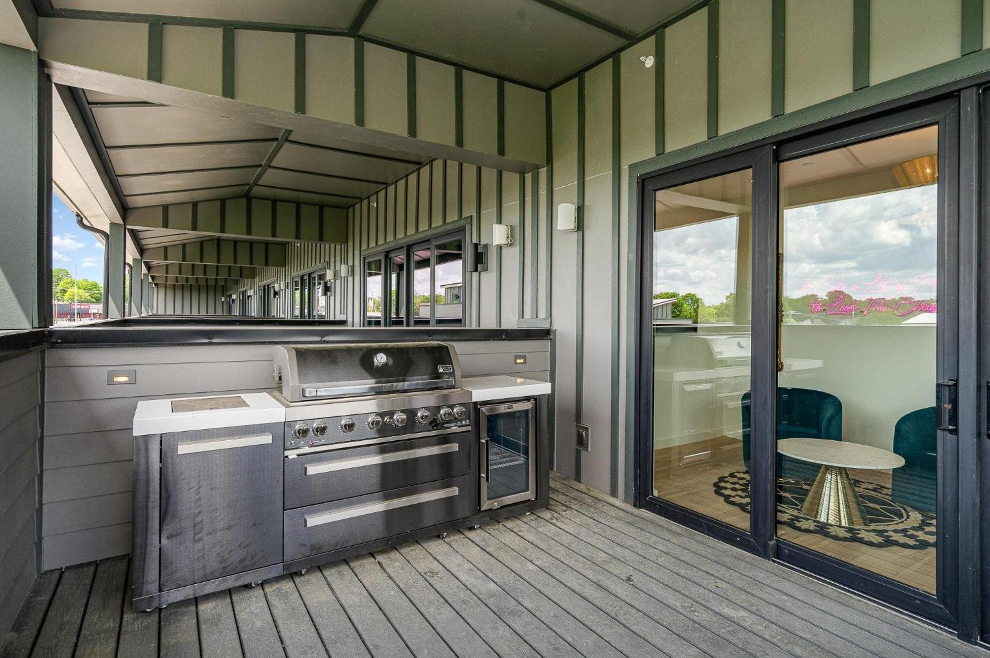 Songbird Social - Hot Tub & Grill - Near Broadway Holiday home