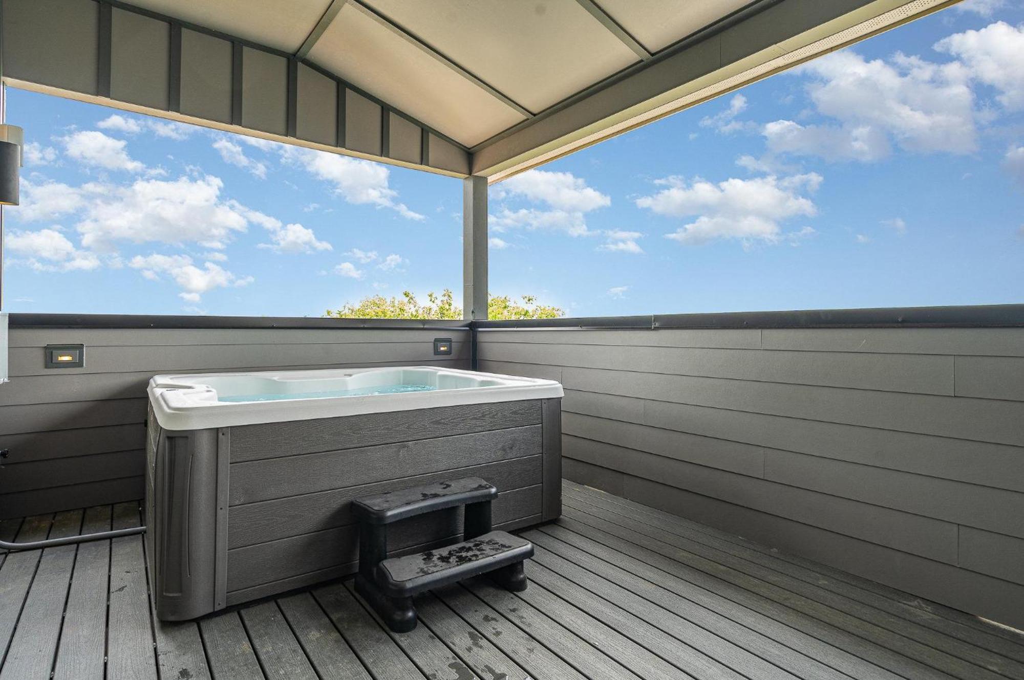 Songbird Social - Hot Tub & Grill - Near Broadway Holiday home *