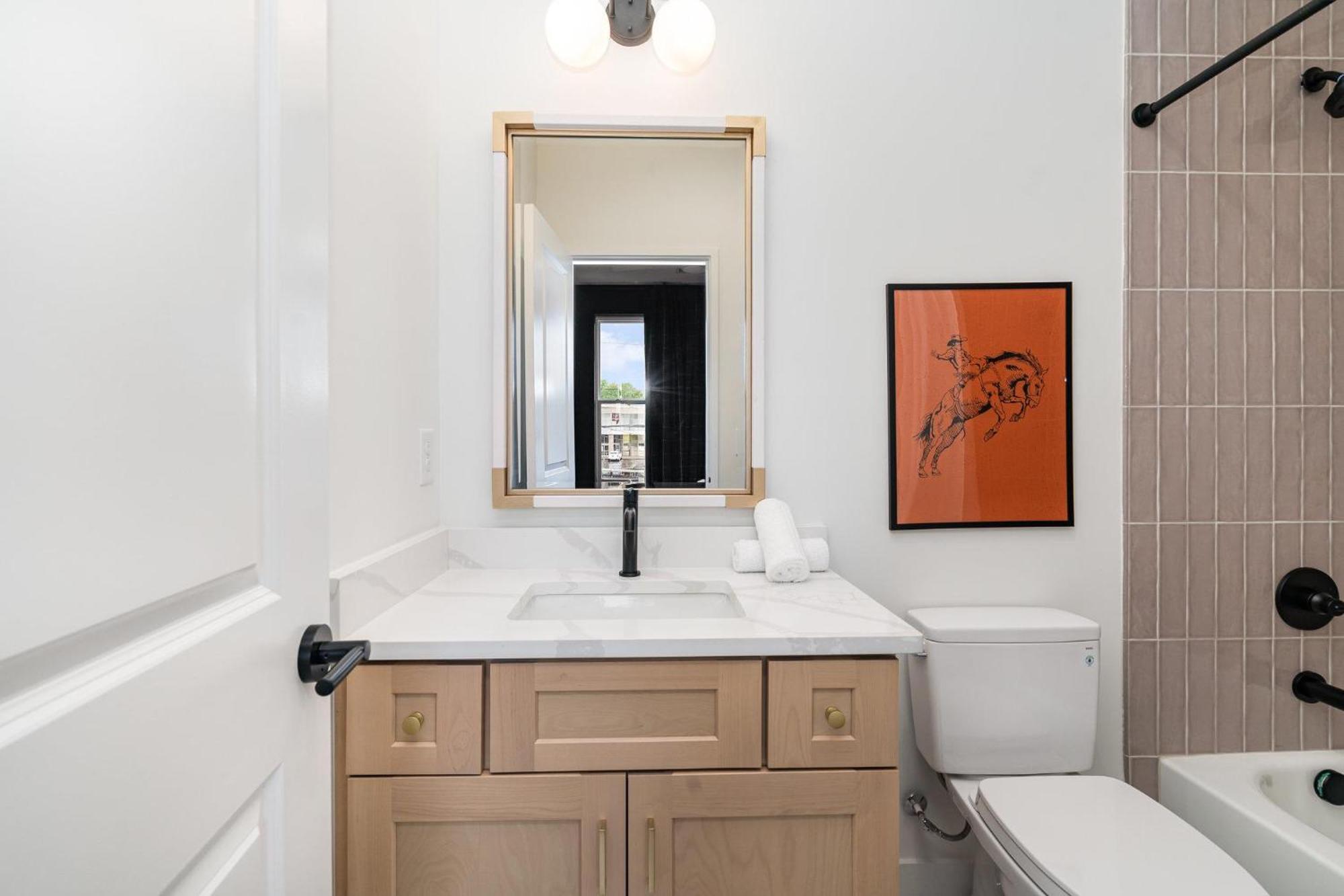 Quadra-4 Unit Combo-rooftop Decks-mins To Broadway Holiday home *