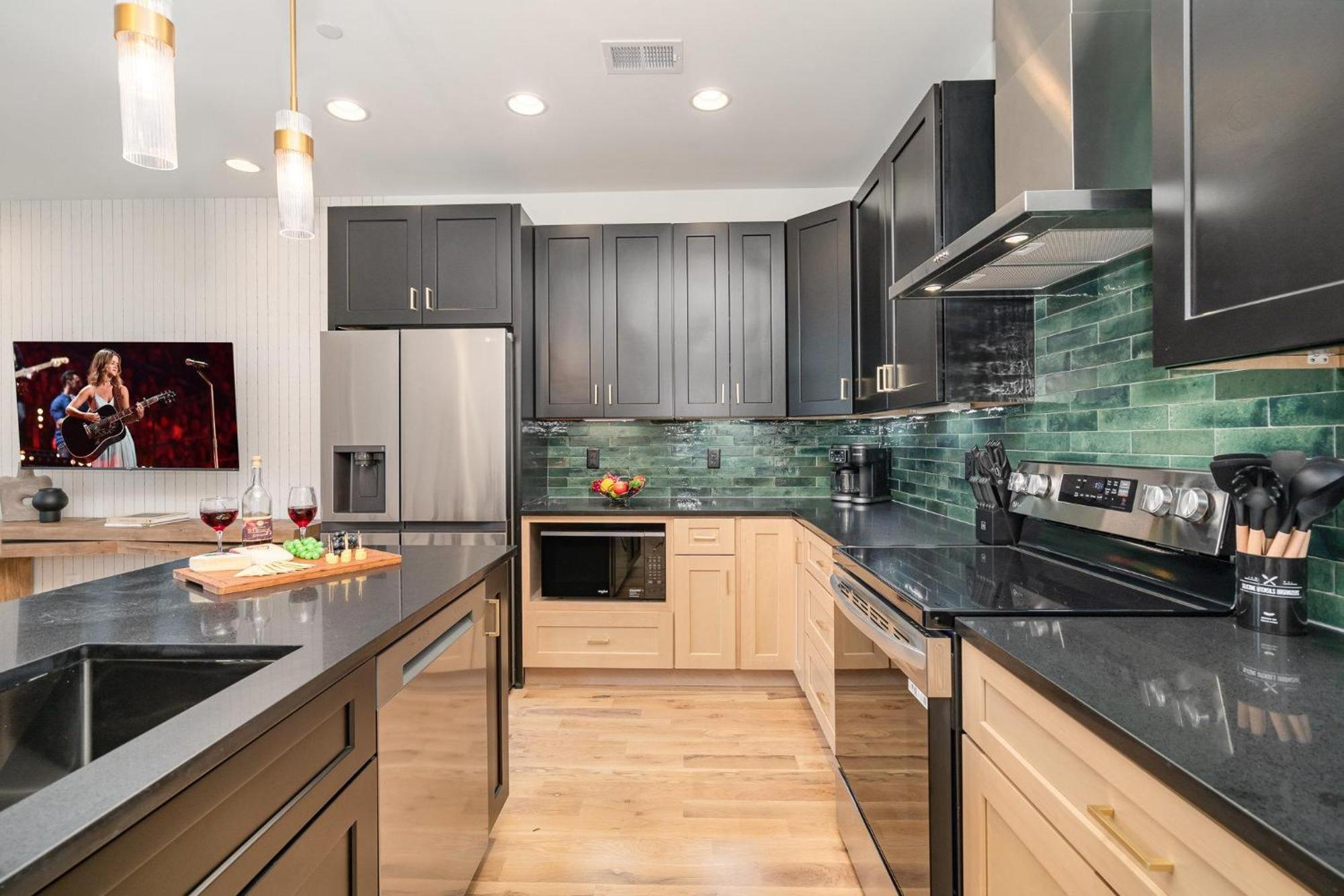 Quadra-4 Unit Combo-rooftop Decks-mins To Broadway Holiday home *
