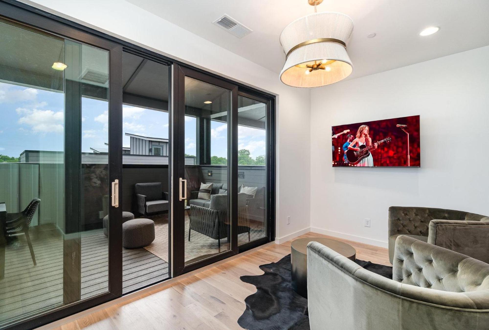 Holiday home Quadra-4 Unit Combo-rooftop Decks-mins To Broadway *
