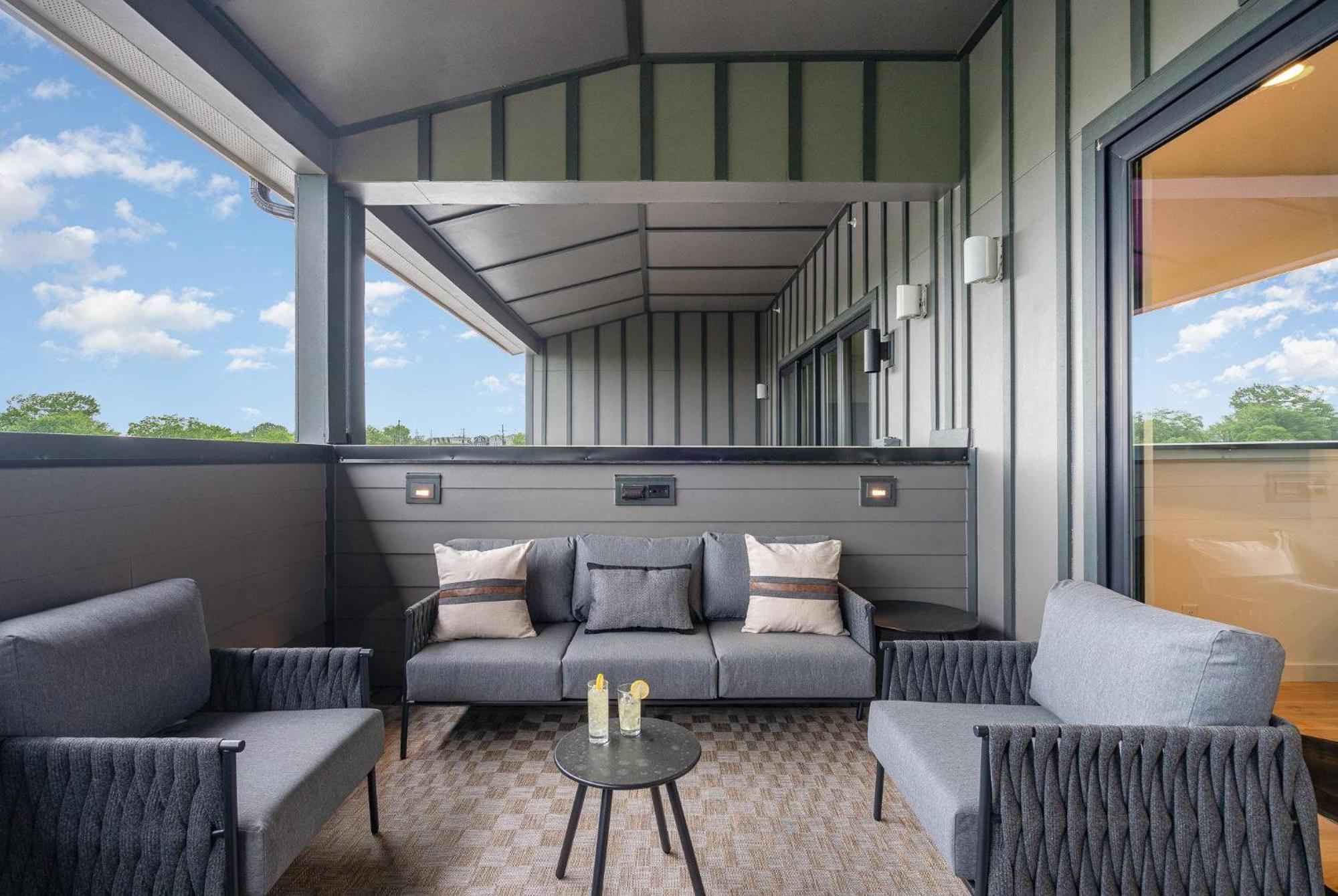 Holiday home Quadra-4 Unit Combo-rooftop Decks-mins To Broadway