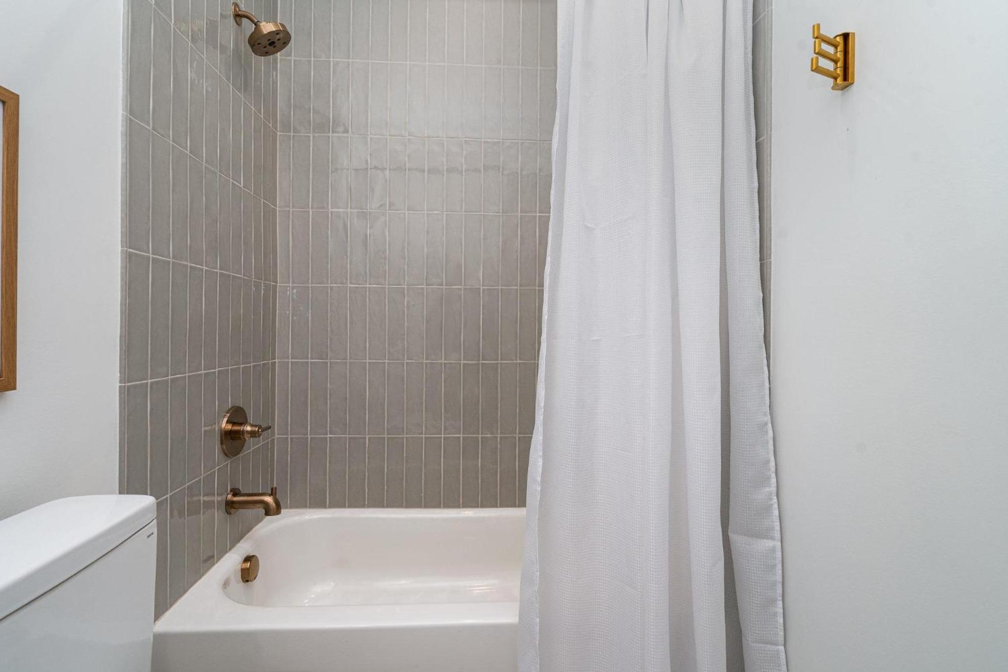 Quadra-4 Unit Combo-rooftop Decks-mins To Broadway Holiday home *