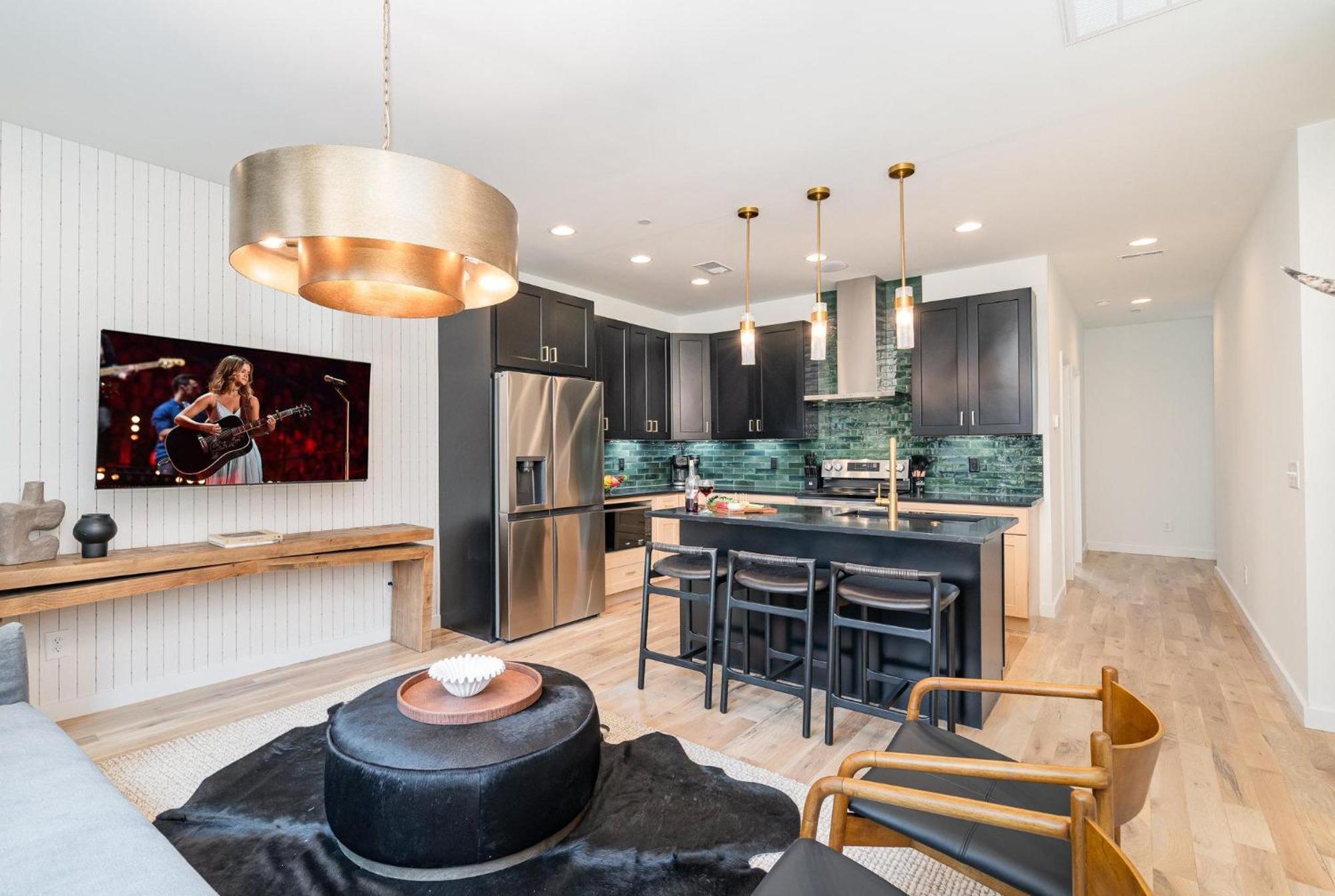 Quadra-4 Unit Combo-rooftop Decks-mins To Broadway Holiday home Nashville