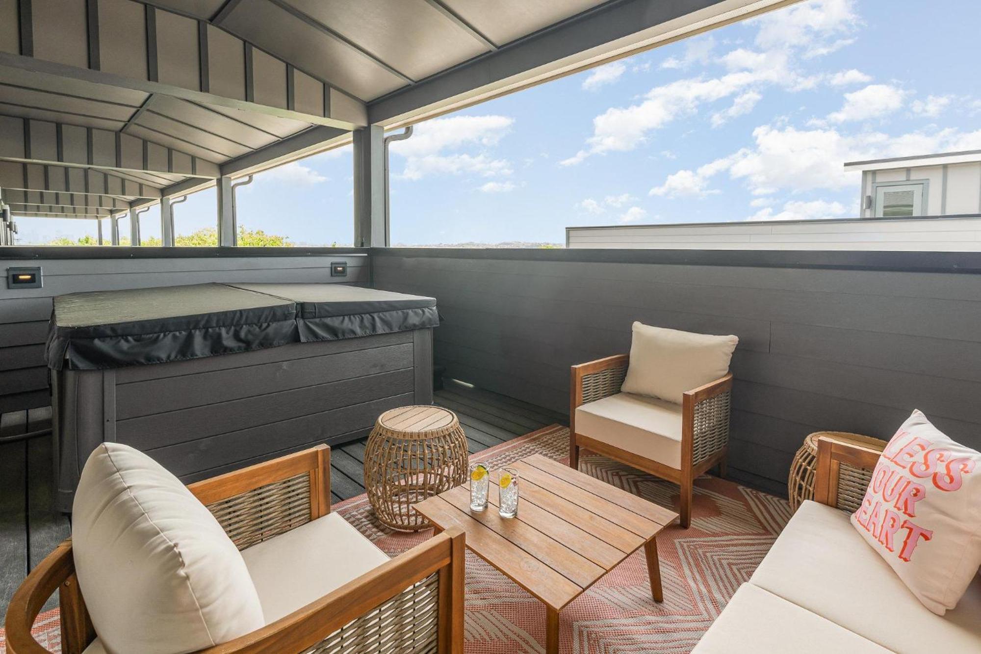 Quadra-4 Unit Combo-rooftop Decks-mins To Broadway Holiday home