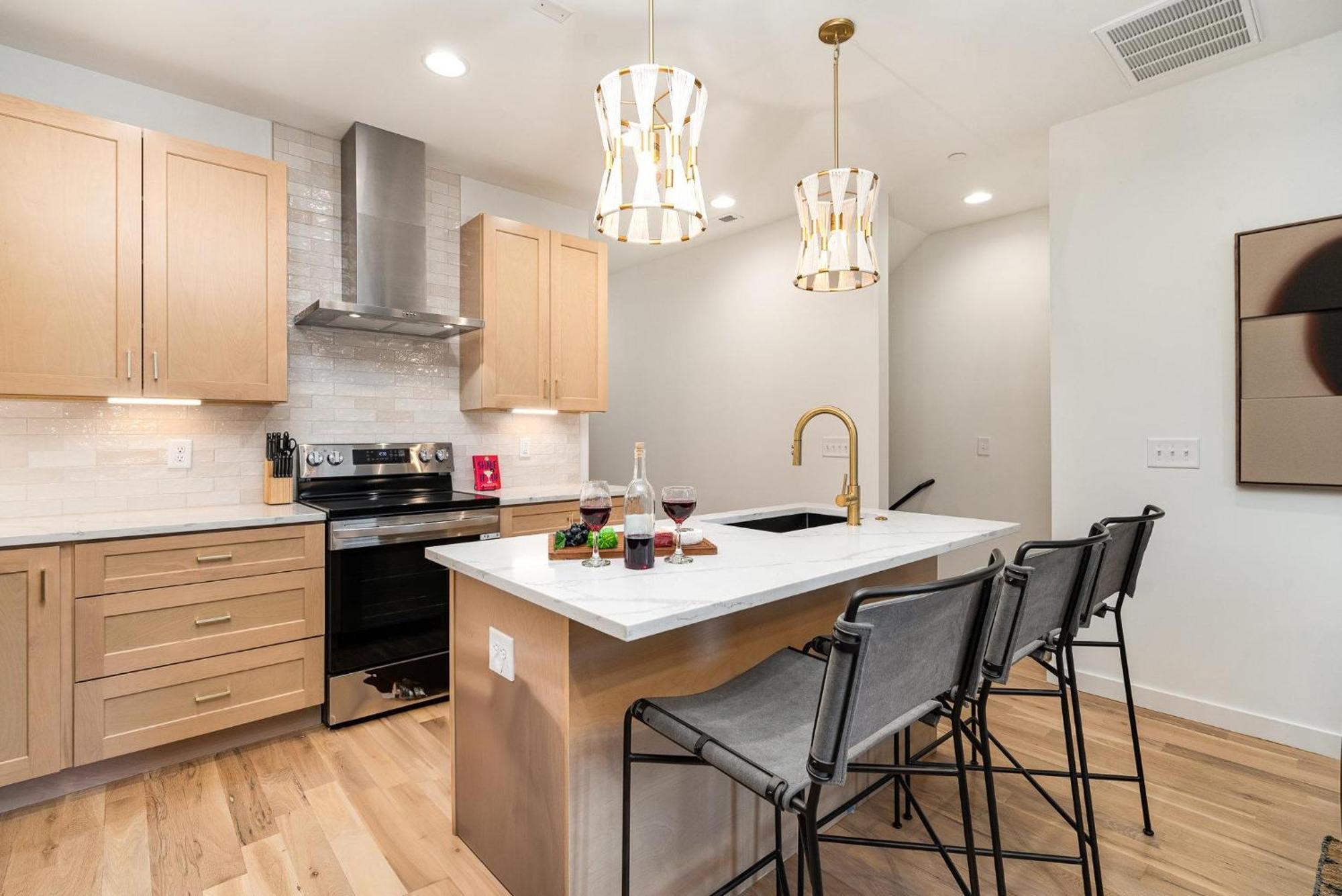 Quadra-4 Unit Combo-rooftop Decks-mins To Broadway *