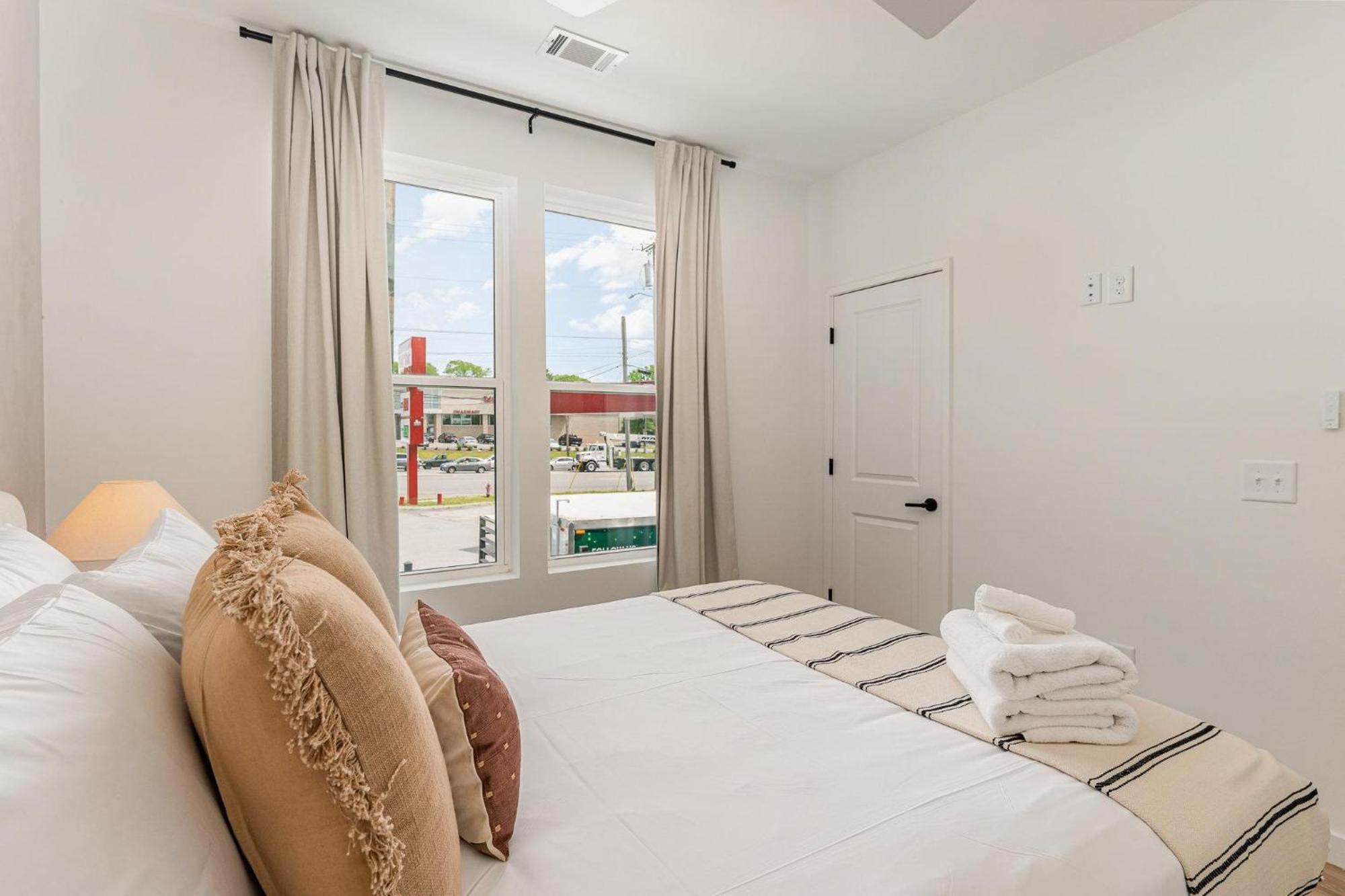 Quadra-4 Unit Combo-rooftop Decks-mins To Broadway