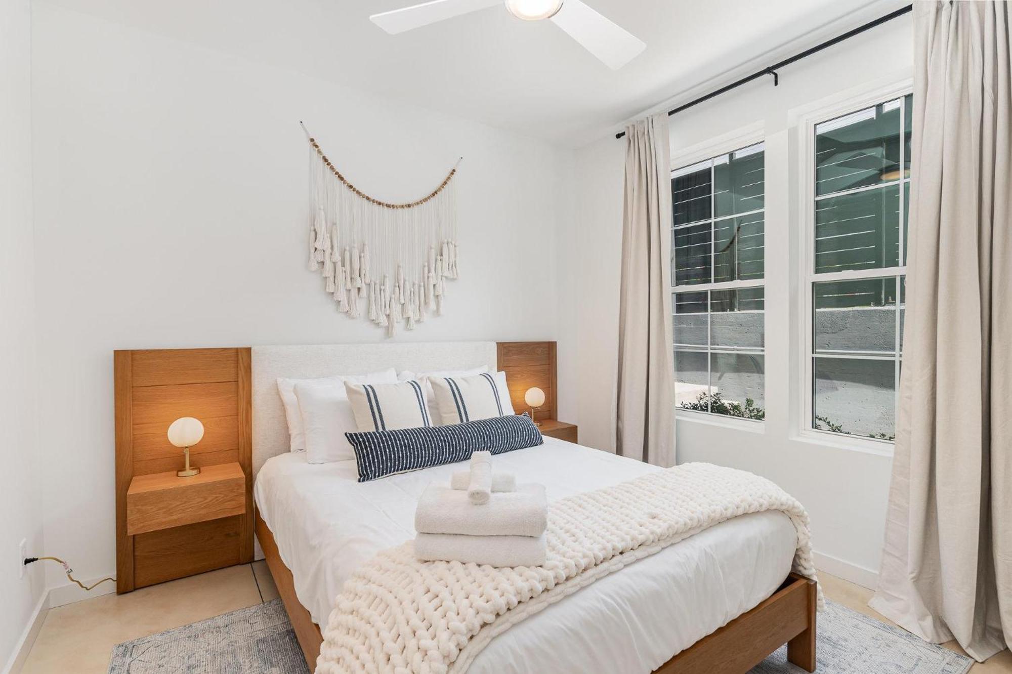Holiday home Quadra-4 Unit Combo-rooftop Decks-mins To Broadway