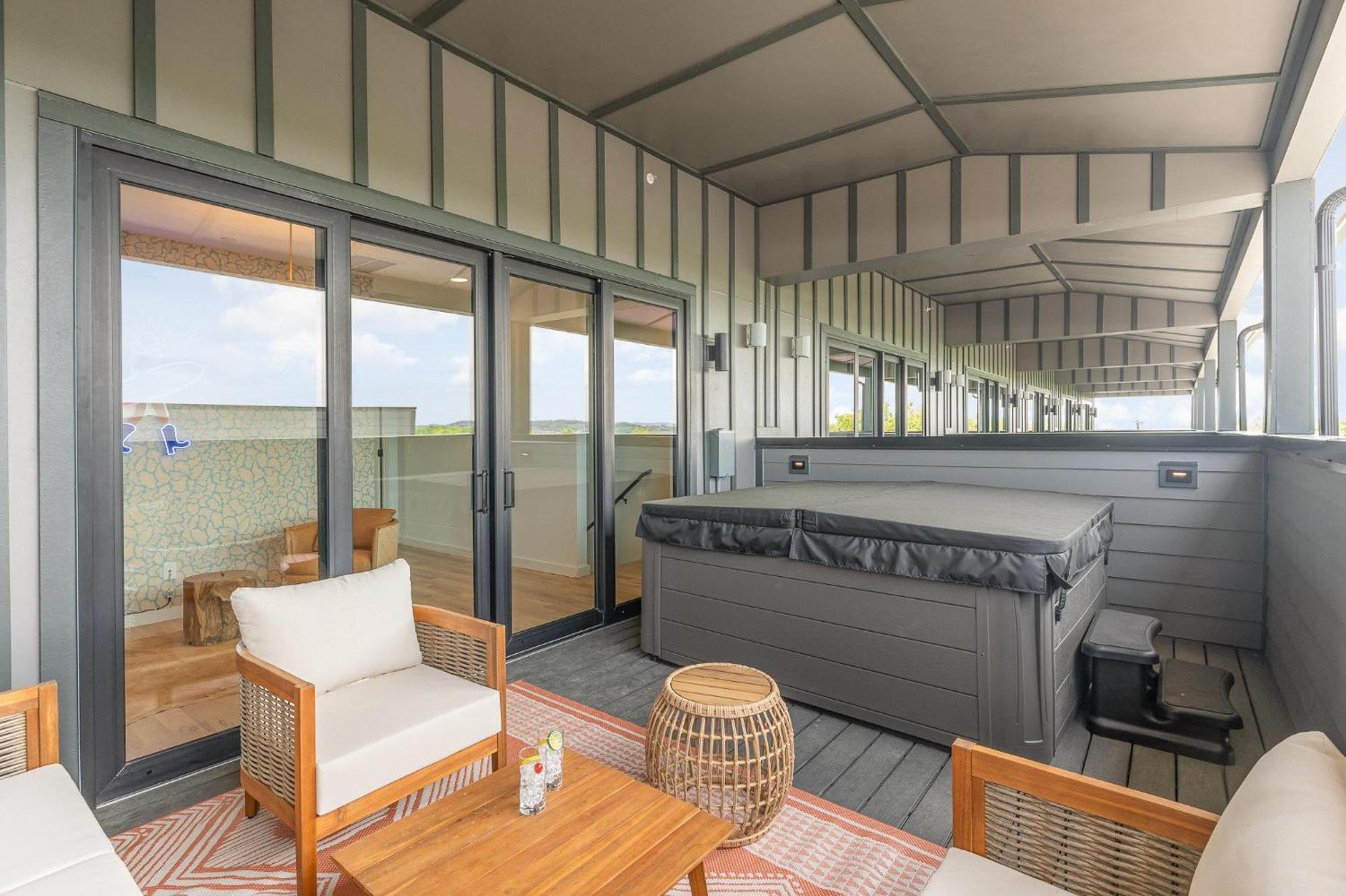 Quadra-4 Unit Combo-rooftop Decks-mins To Broadway Holiday home Nashville