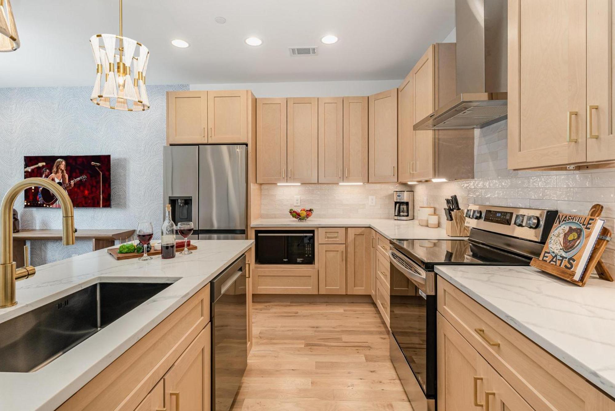 Quadra-4 Unit Combo-rooftop Decks-mins To Broadway