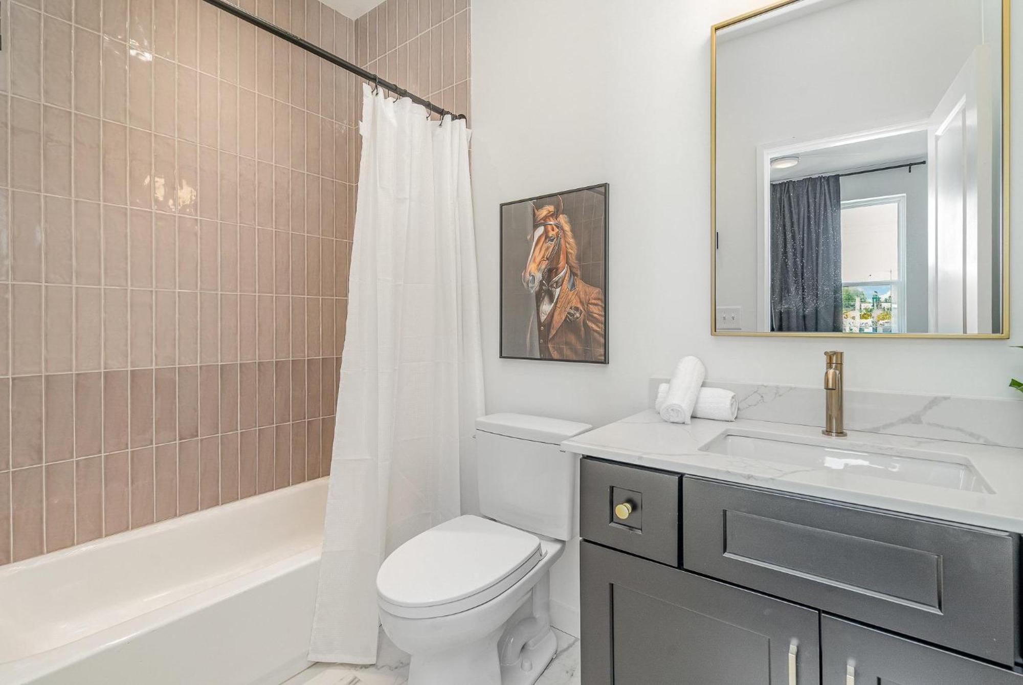 Quadra-4 Unit Combo-rooftop Decks-mins To Broadway *