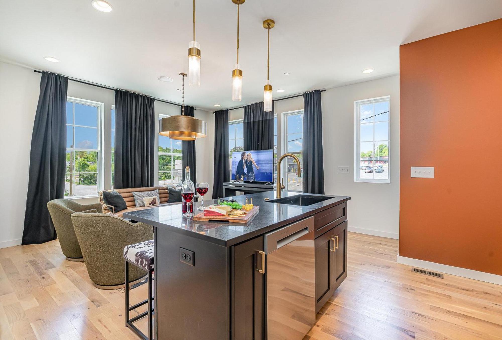 Holiday home Quadra-4 Unit Combo-rooftop Decks-mins To Broadway *