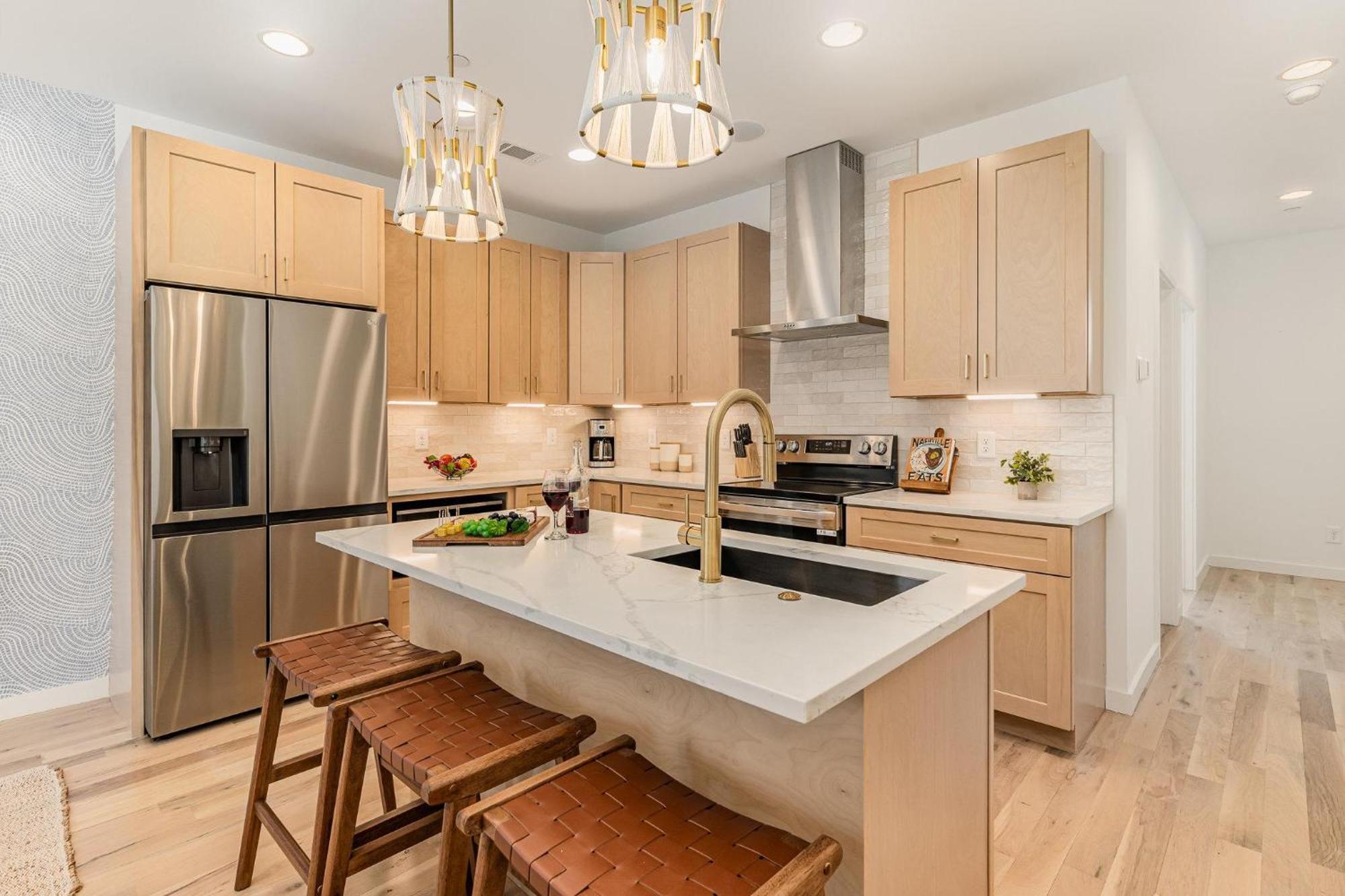 Holiday home Quadra-4 Unit Combo-rooftop Decks-mins To Broadway