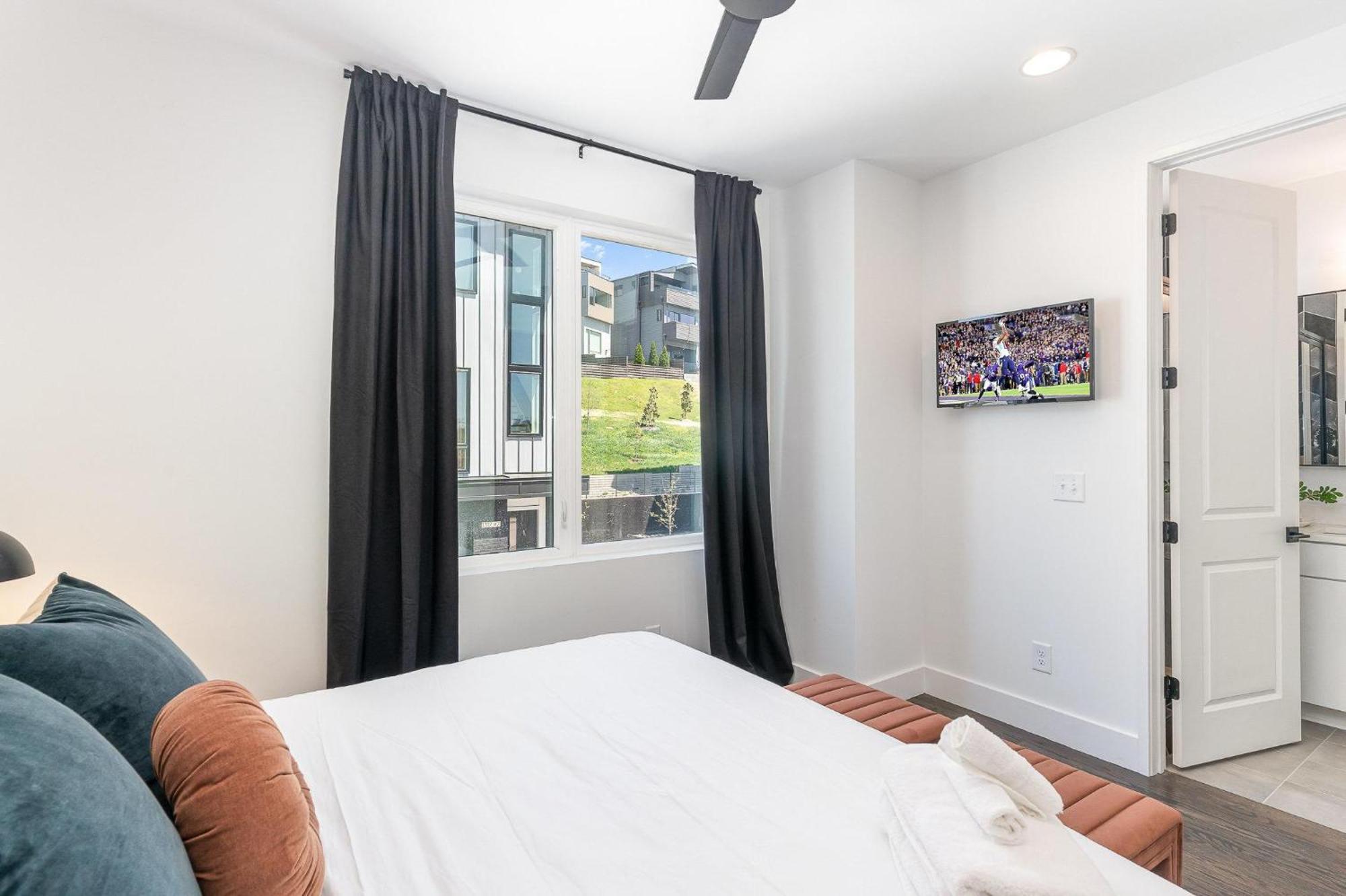 Rhythm Row - Rooftop Hot Tubs - Mins To Broadway Holiday home *