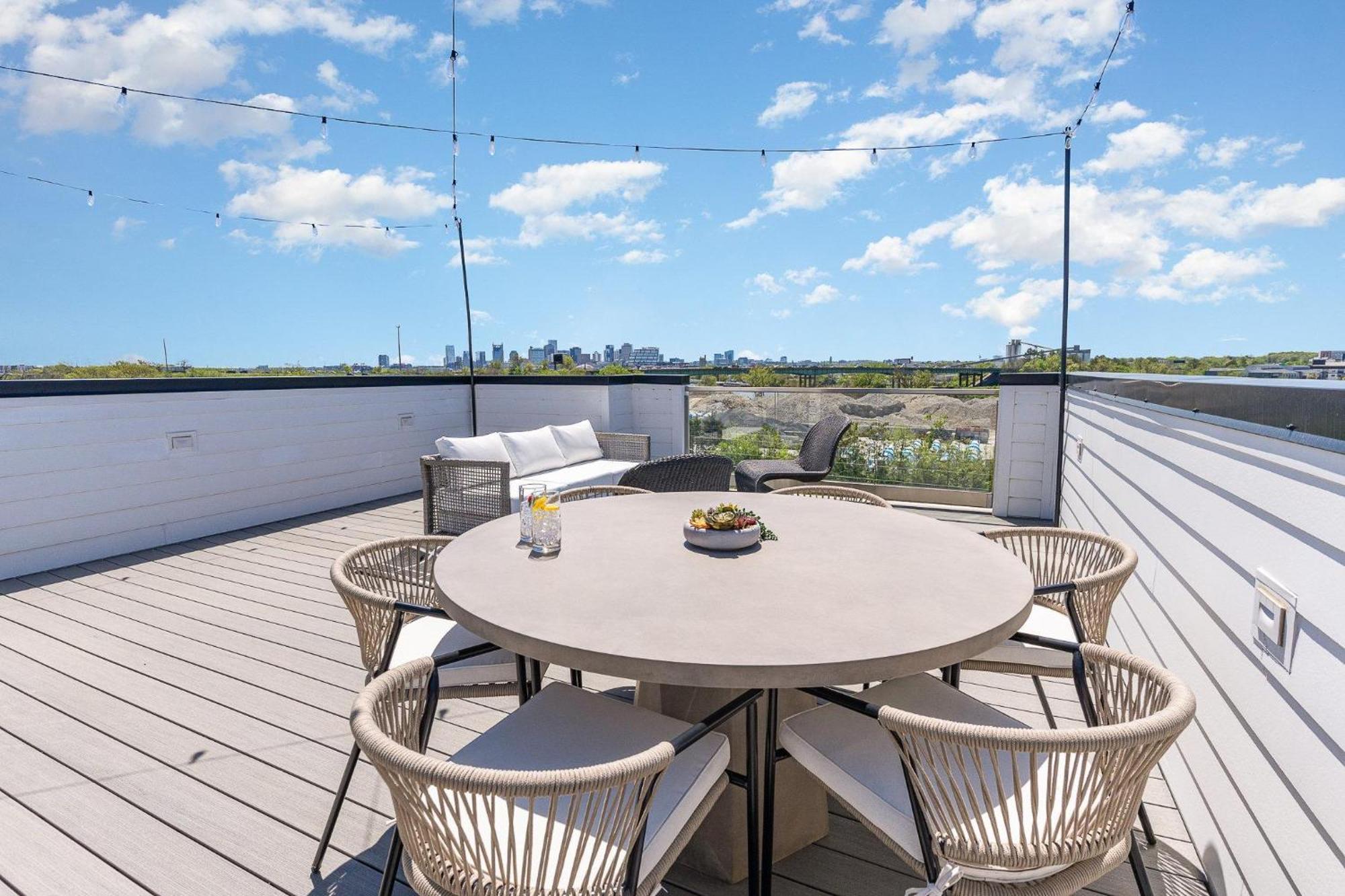 Rhythm Row - Rooftop Hot Tubs - Mins To Broadway Holiday home Nashville
