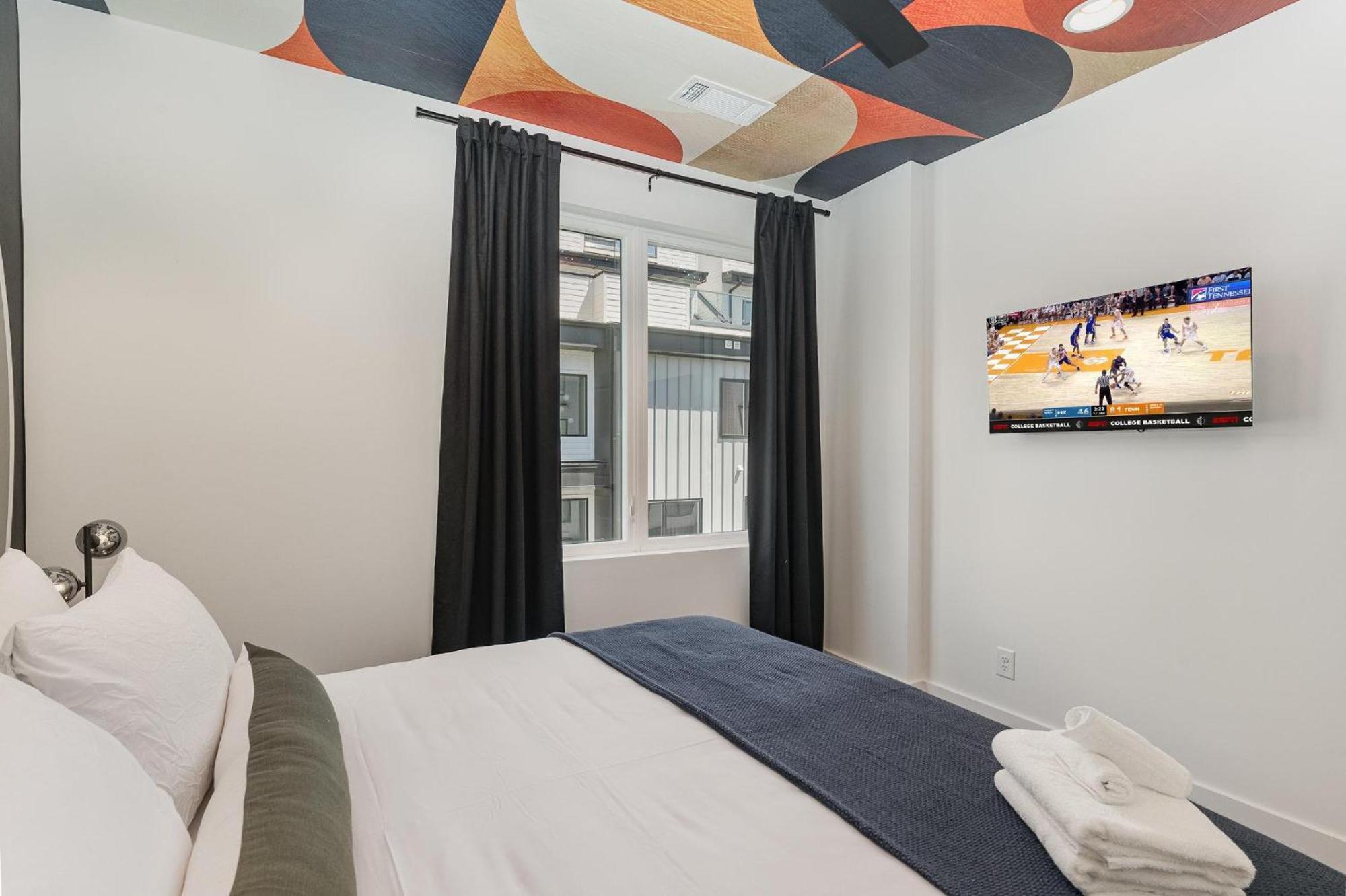 Rhythm Row - Rooftop Hot Tubs - Mins To Broadway Holiday home *