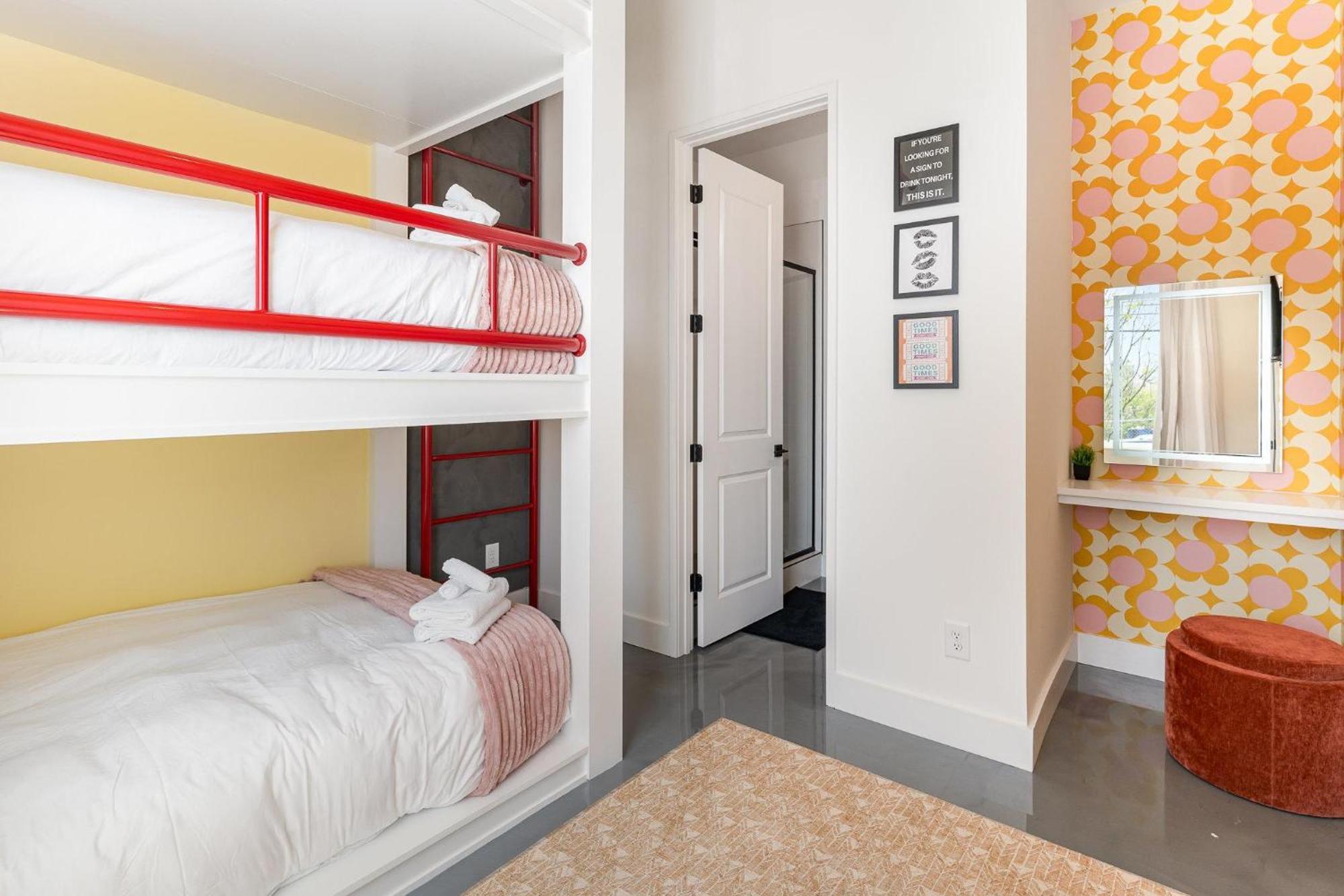 Rhythm Row - Rooftop Hot Tubs - Mins To Broadway Holiday home Nashville