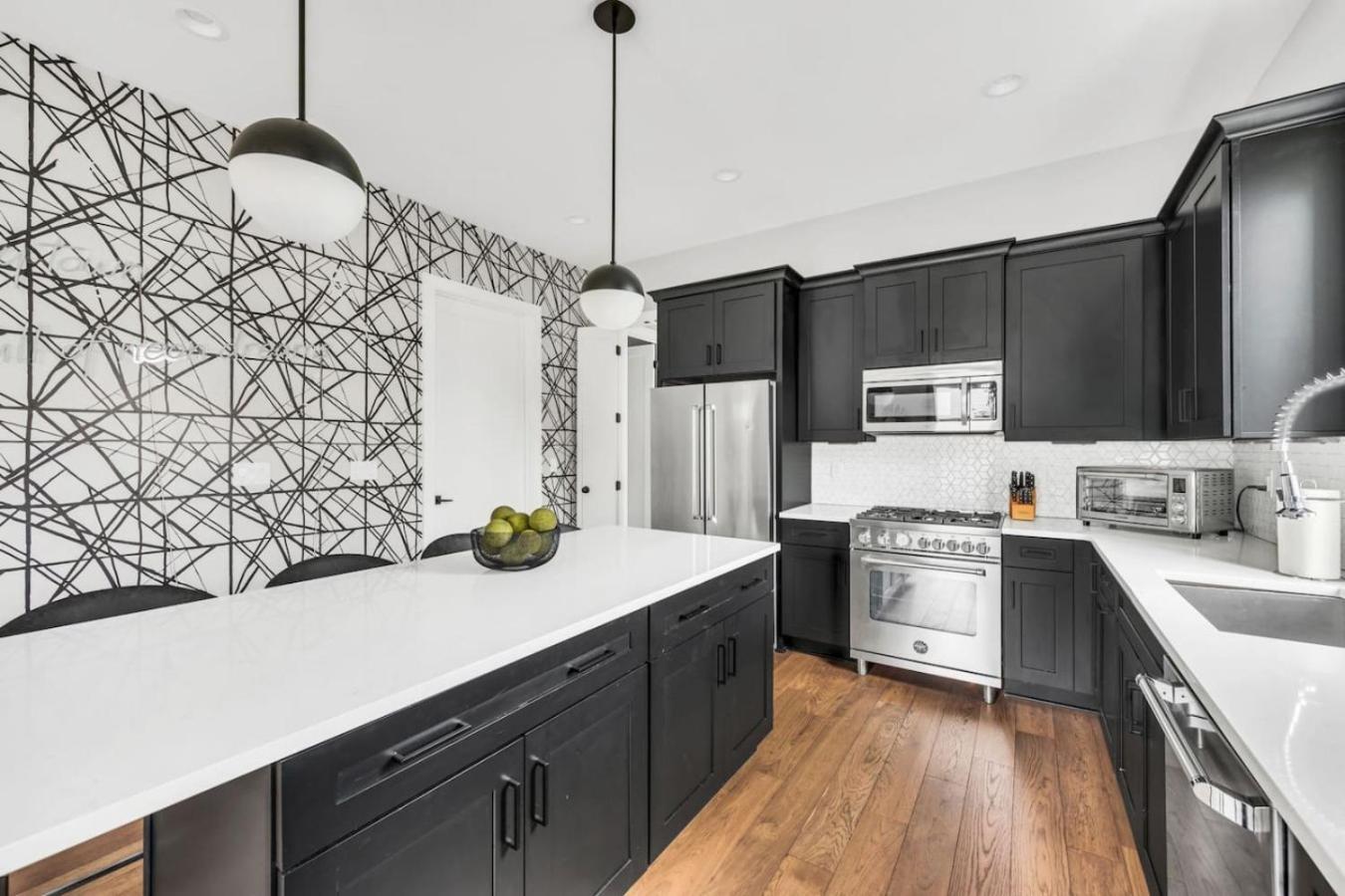 Holiday home Luxury And Spacious Home With Private Garage And Fire Pit