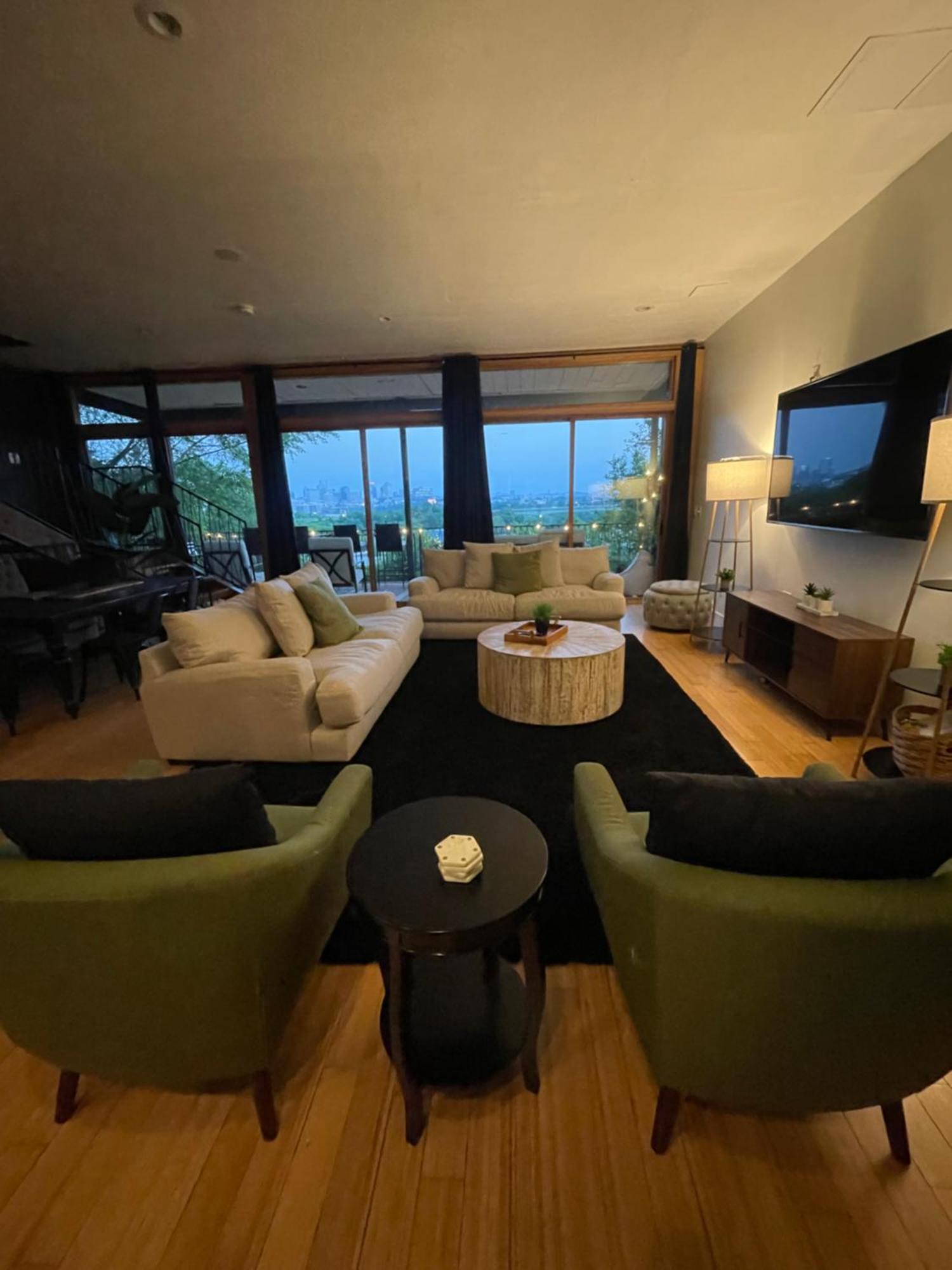 A Spacious With Amazing Views And Elevated Outdoor Spaces Holiday home Nashville