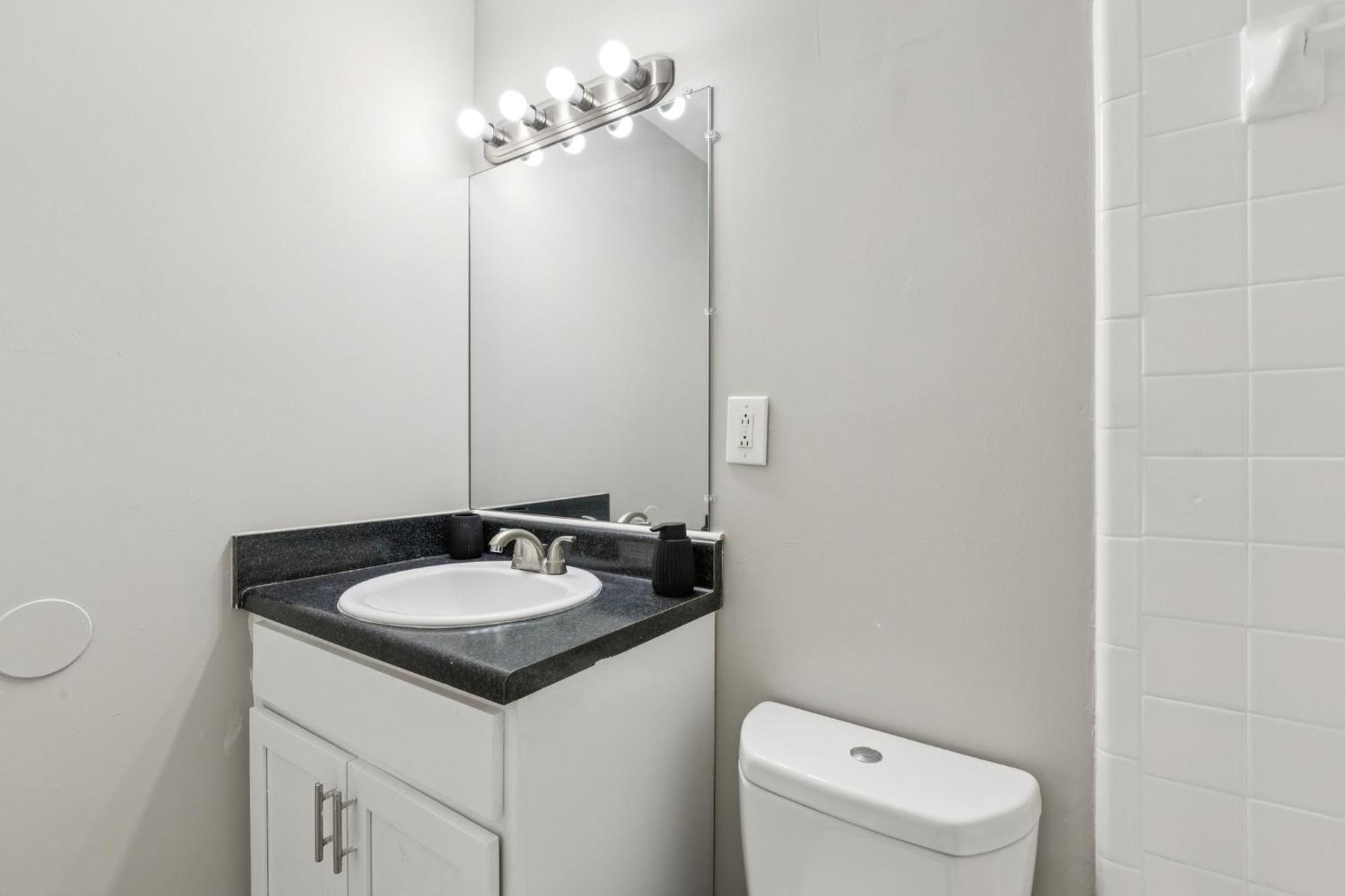 Avery D33 I Spacious 2 Bed 1 Bath *