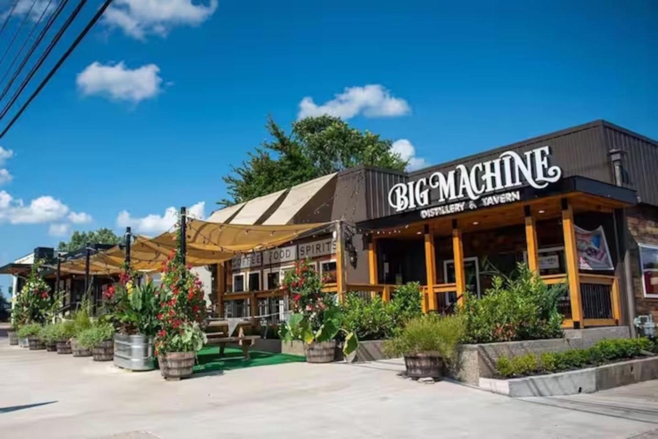 Walk Geodis Stadium Restaurants Rooftop Garage Holiday home Nashville