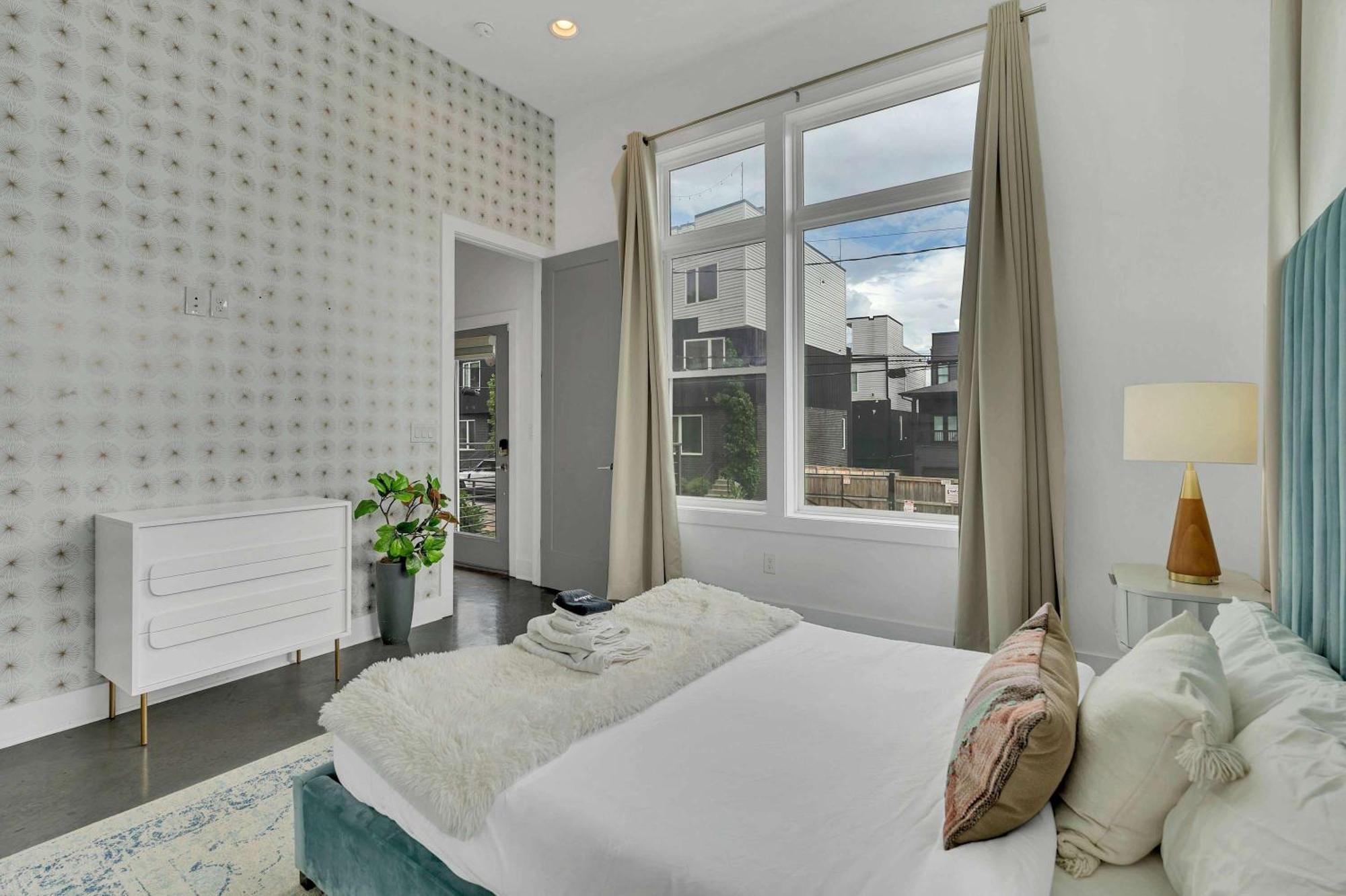 2 Lux Homes With Rooftop Views Sleeps 24